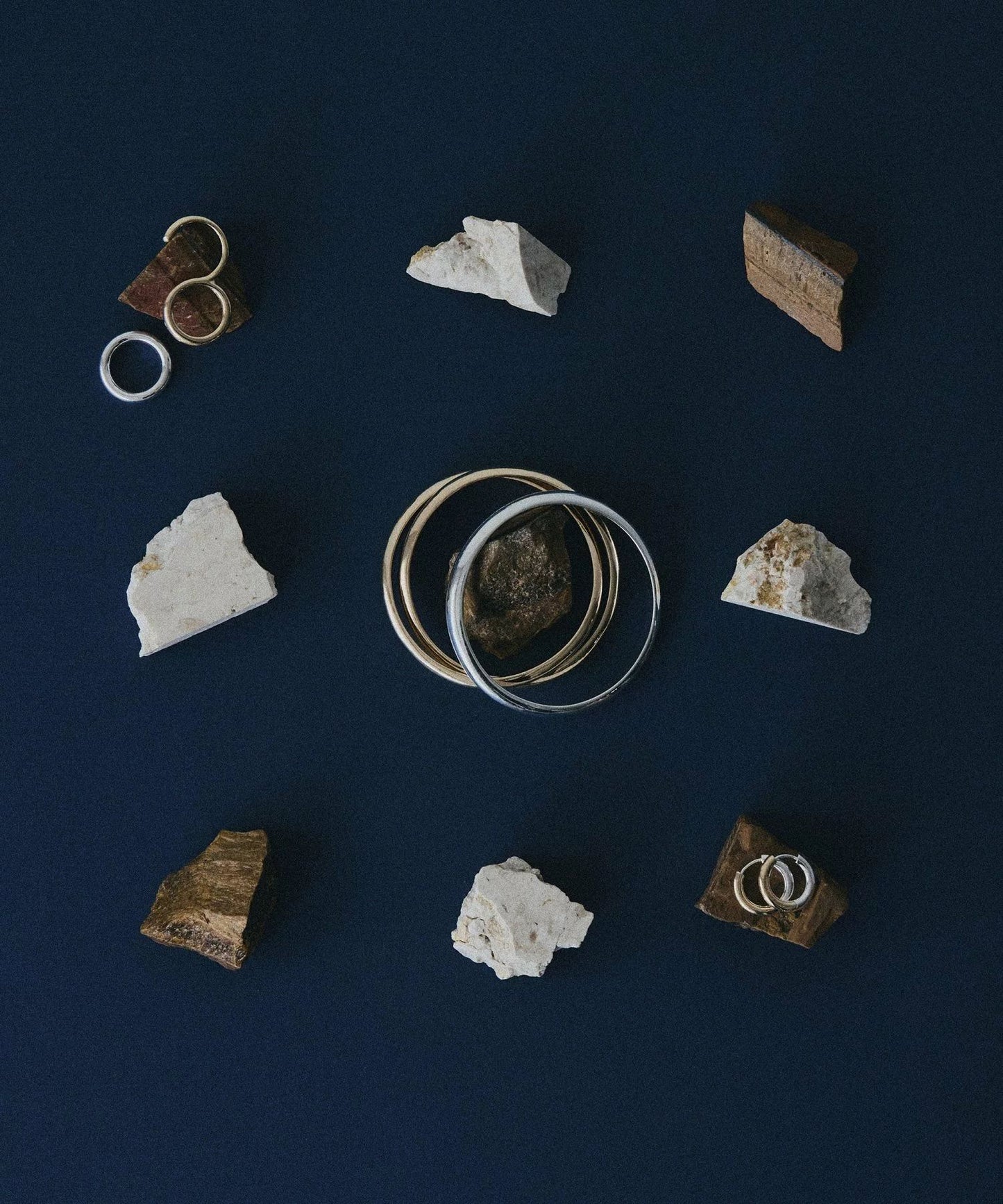 マルチファセテッドフープピアス