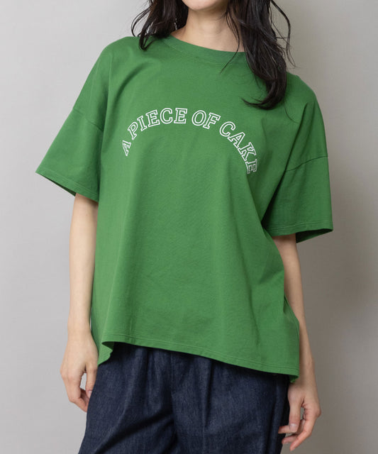 ”A PIECE OF CAKE”ロゴプリントTシャツ