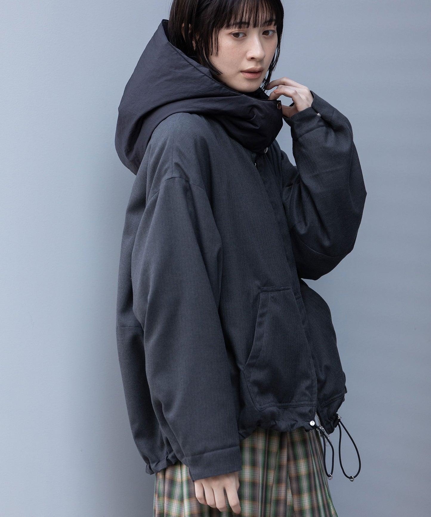 【軽量】【保温性】【吸水・速乾性】梳毛調合繊×ツイル×octaフーデットブルゾン