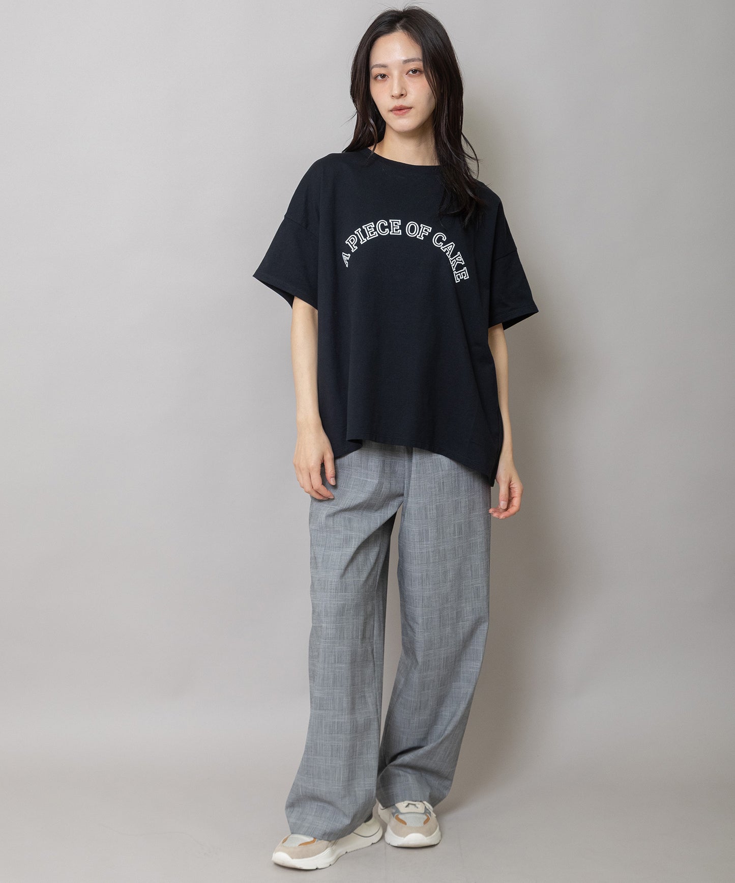 ”A PIECE OF CAKE”ロゴプリントTシャツ