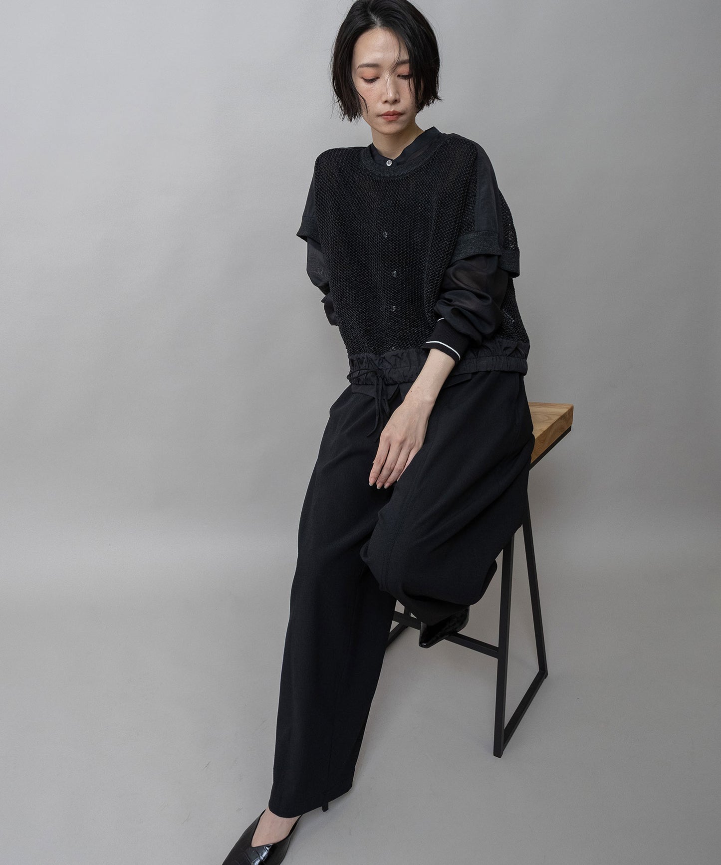 スカシ編みニット×タフタドッキングショートプルオーバー