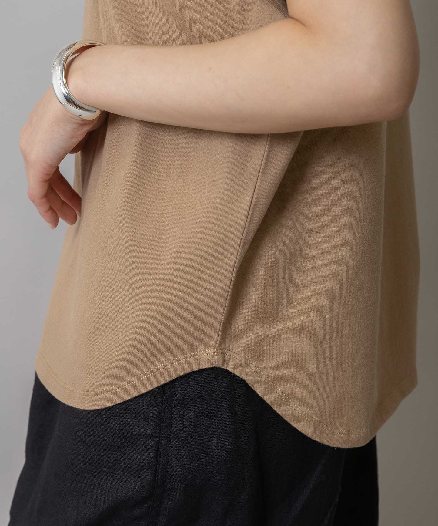 ロゴ刺繍Tシャツ