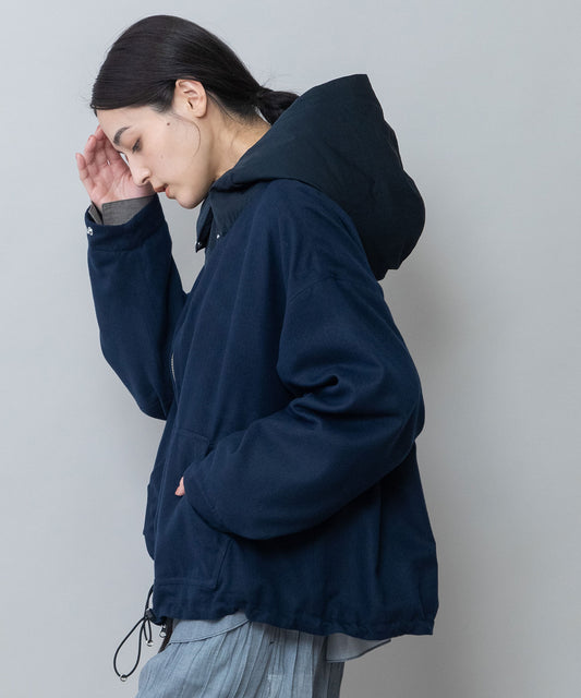 【軽量】【保温性】【吸水・速乾性】梳毛調合繊×ツイル×octaフーデットブルゾン