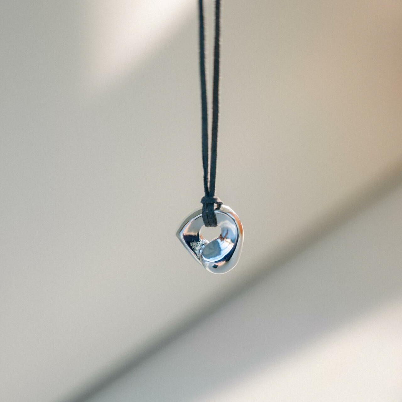 ファジートライアングル コードネックレス