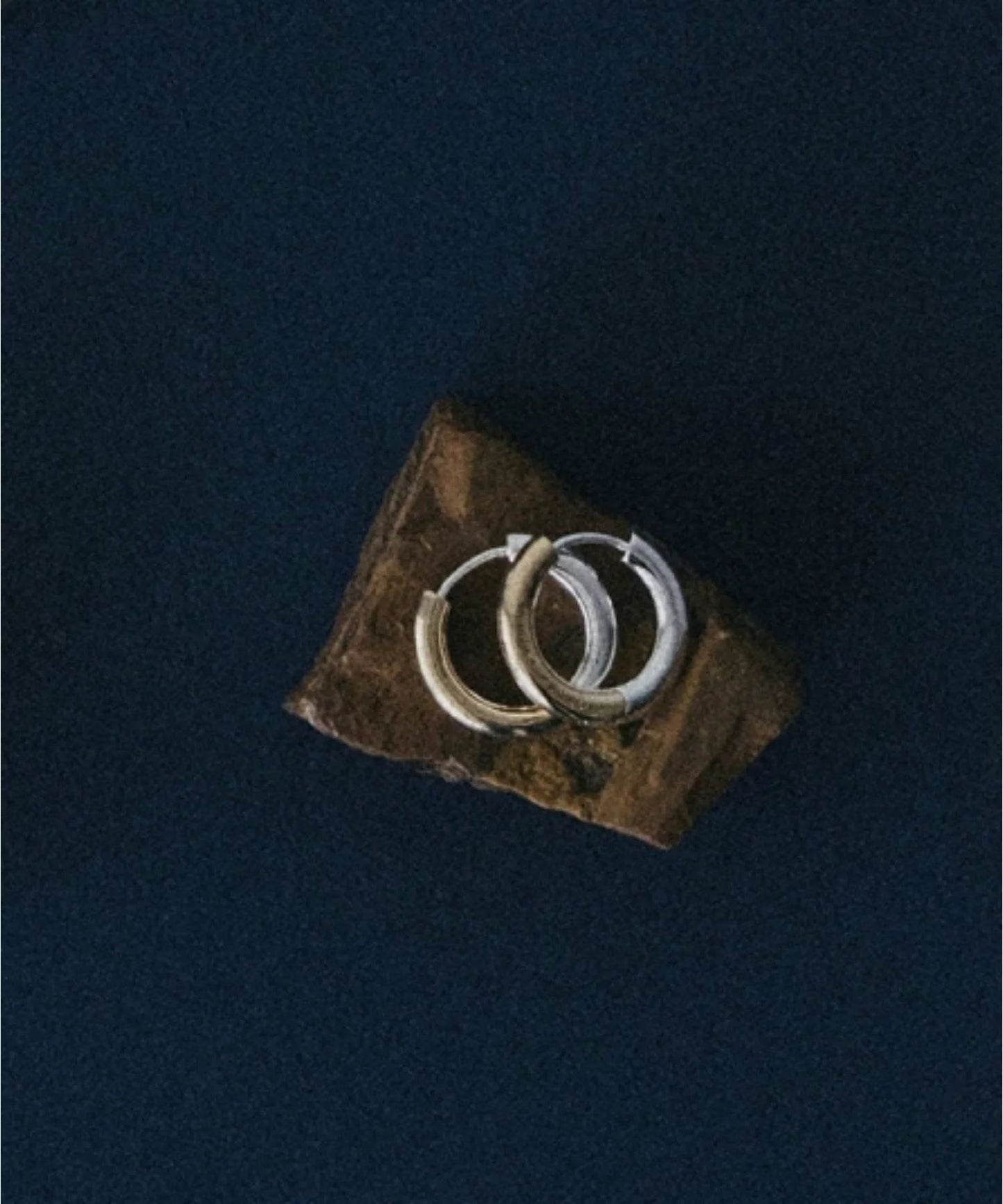 マルチファセテッドフープピアス