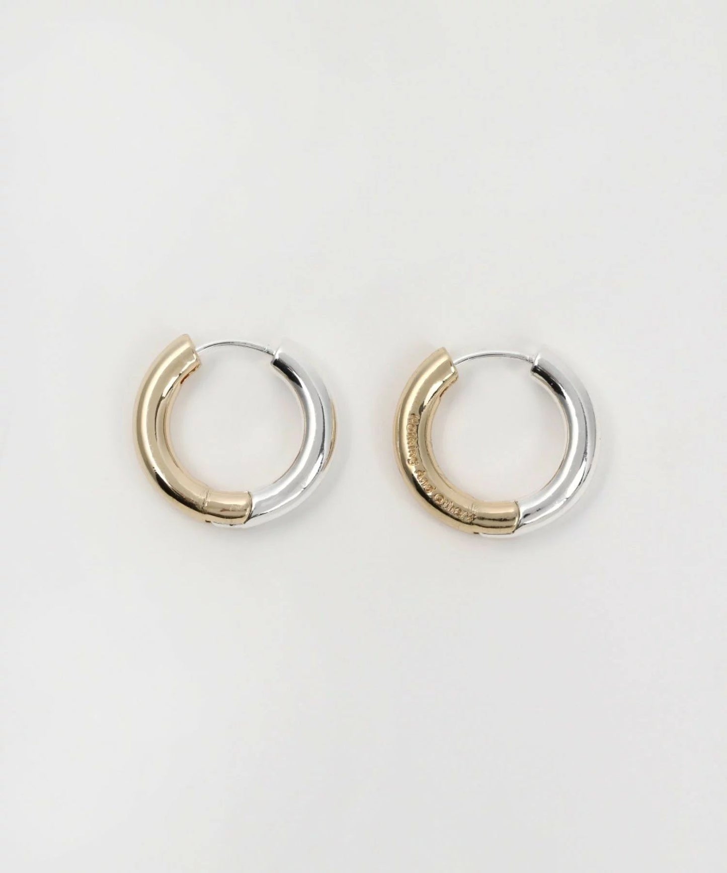 マルチファセテッドフープピアス