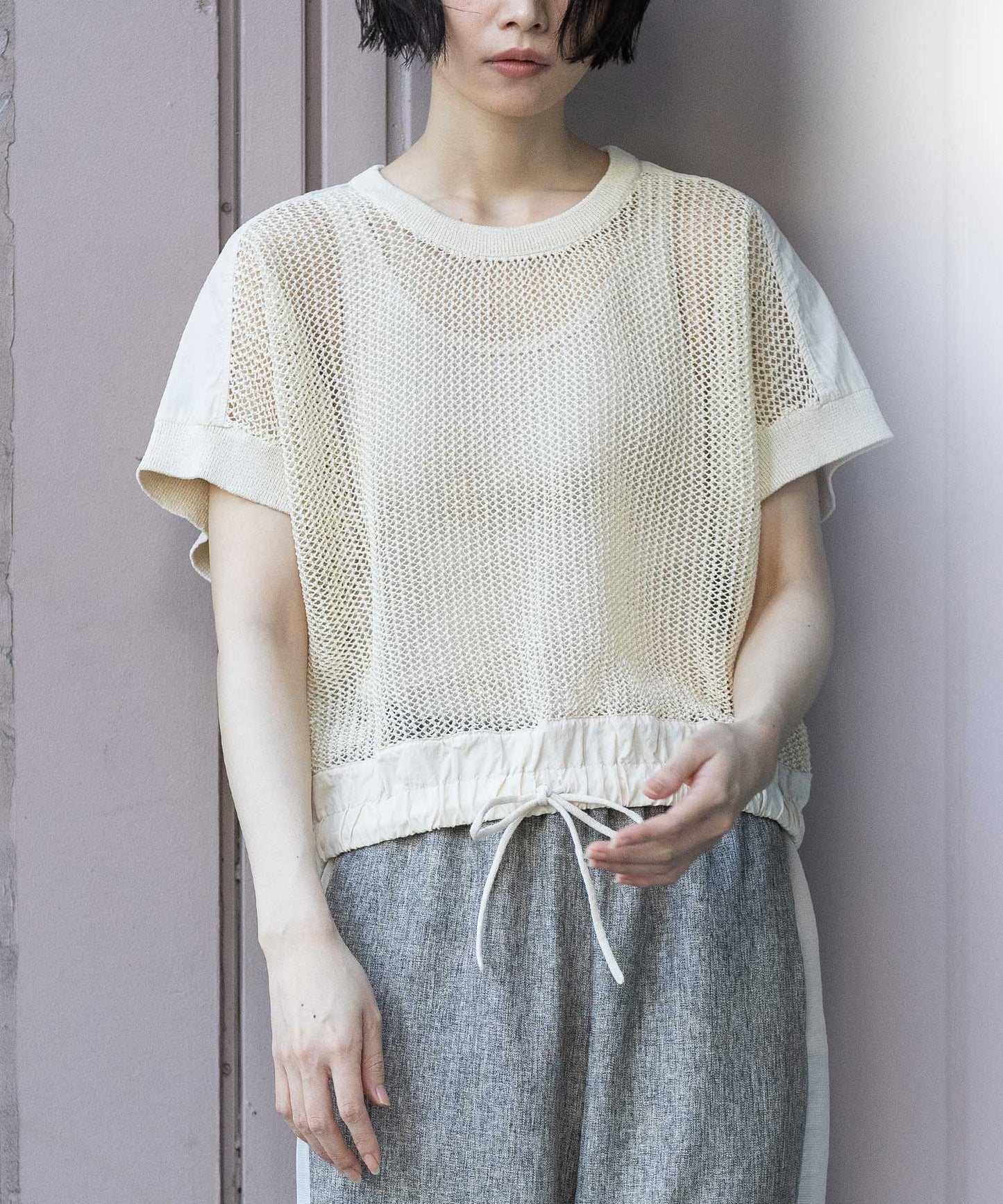 スカシ編みニット×タフタドッキングショートプルオーバー