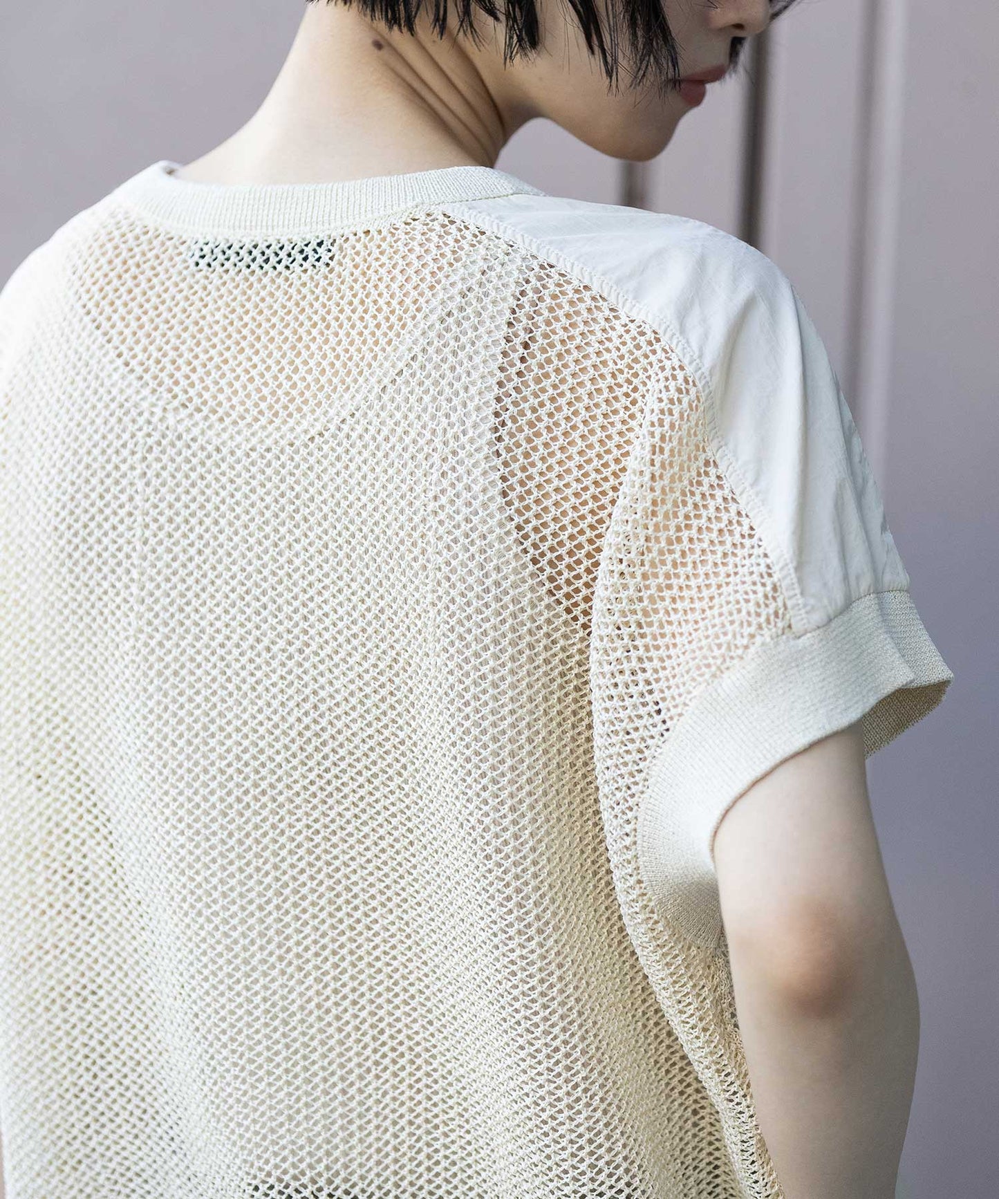 スカシ編みニット×タフタドッキングショートプルオーバー