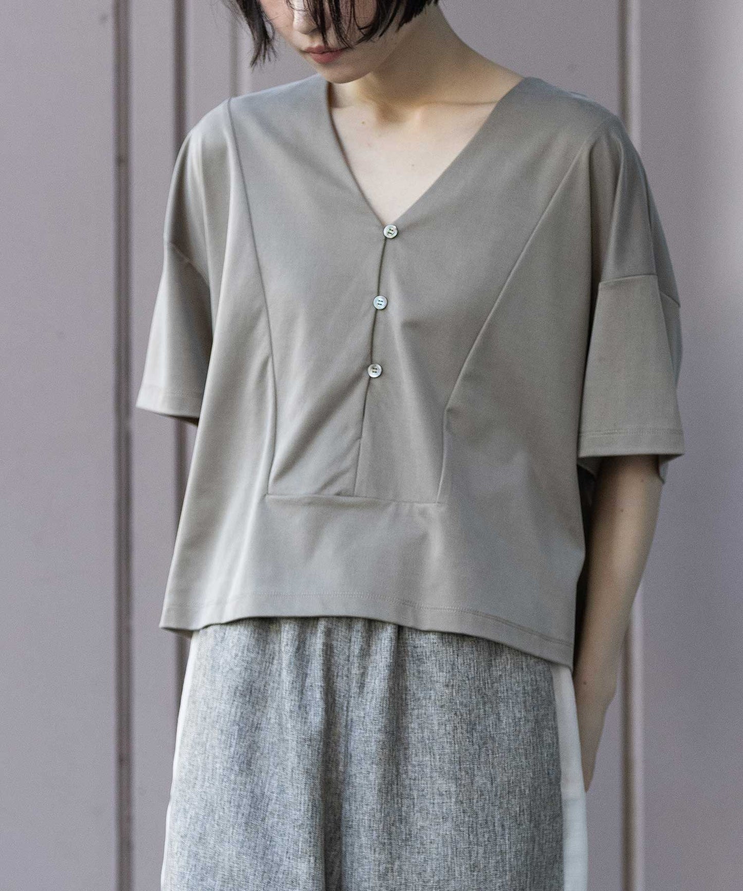サテンジャージーＶネックトップス