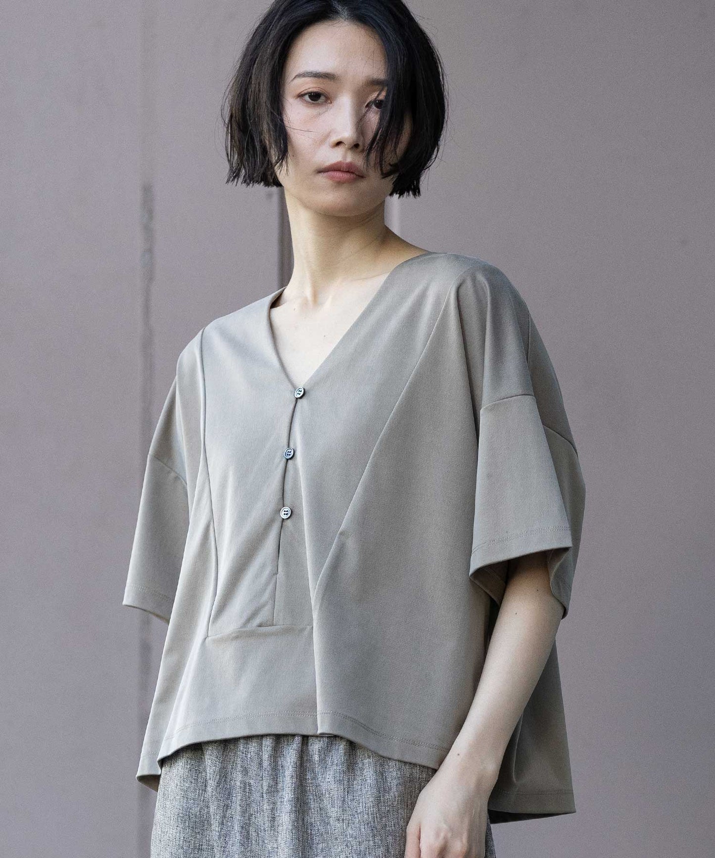 サテンジャージーＶネックトップス