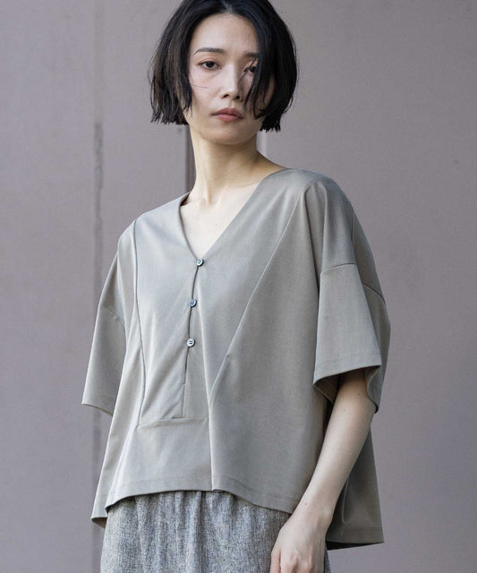 サテンジャージーＶネックトップス