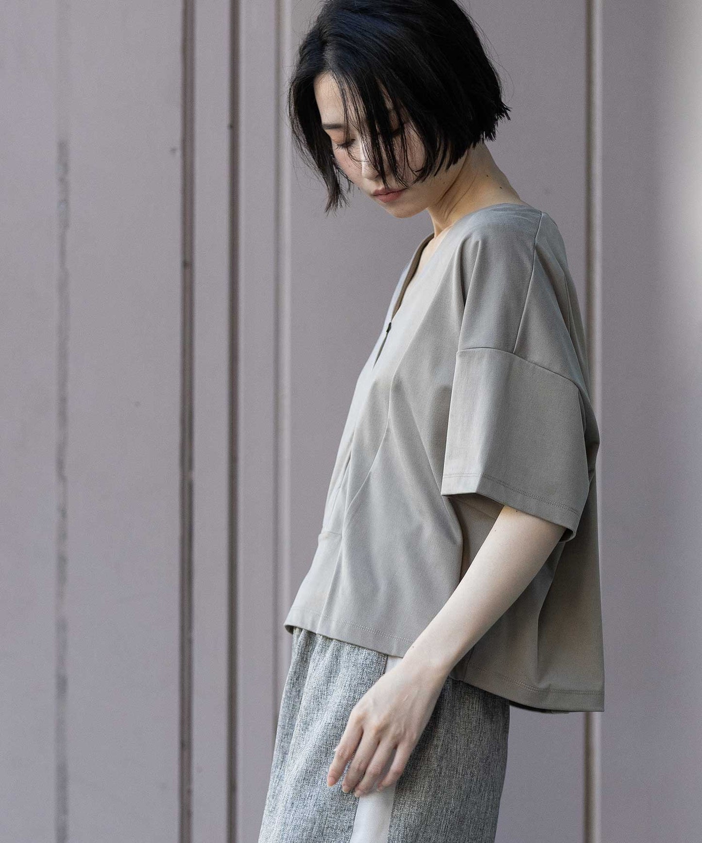 サテンジャージーＶネックトップス