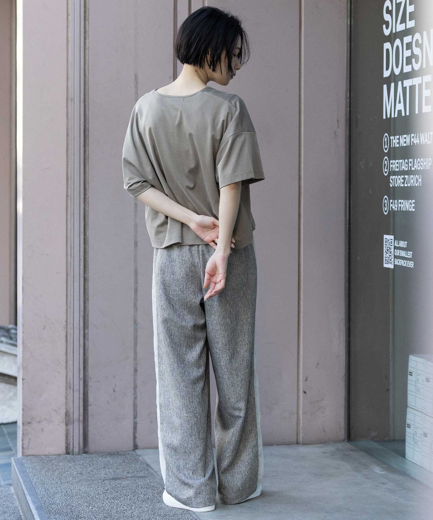 サテンジャージーＶネックトップス