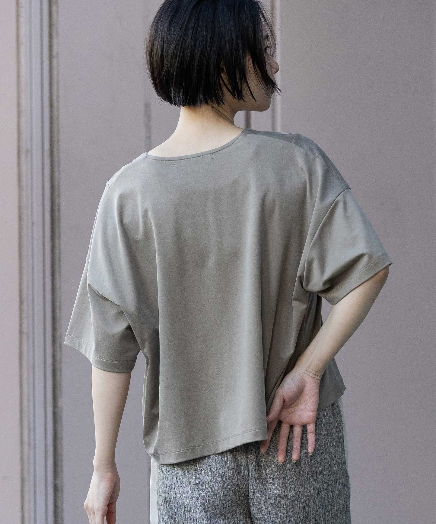 サテンジャージーＶネックトップス