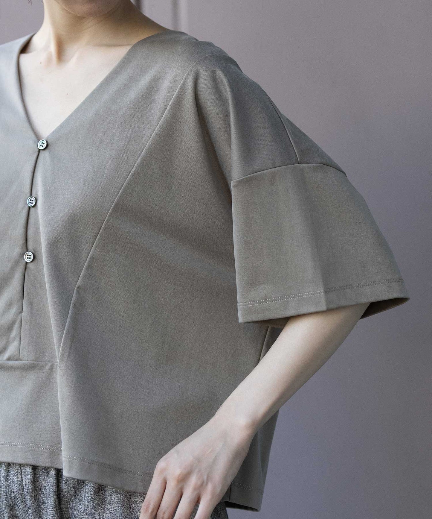 サテンジャージーＶネックトップス