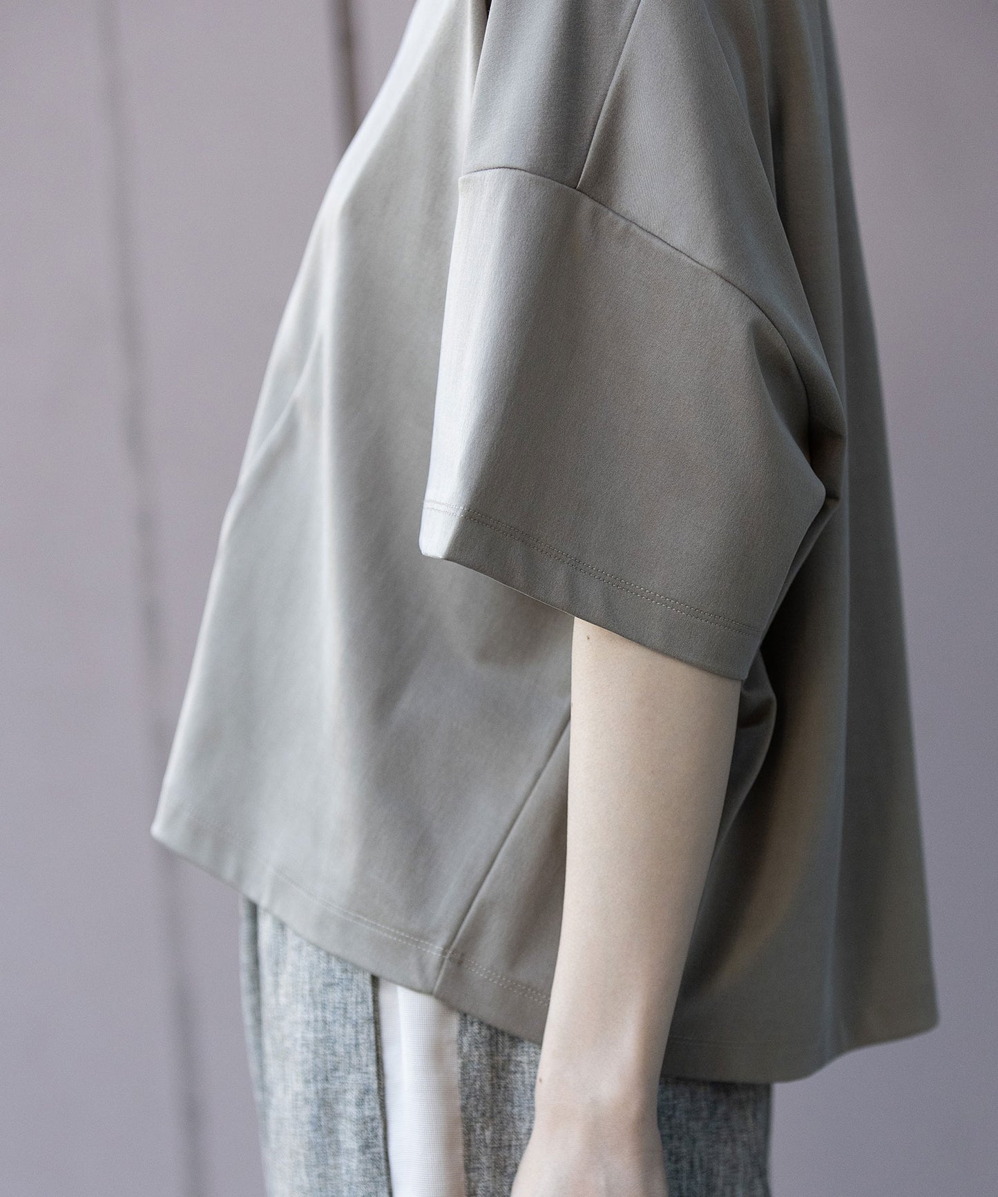 サテンジャージーＶネックトップス