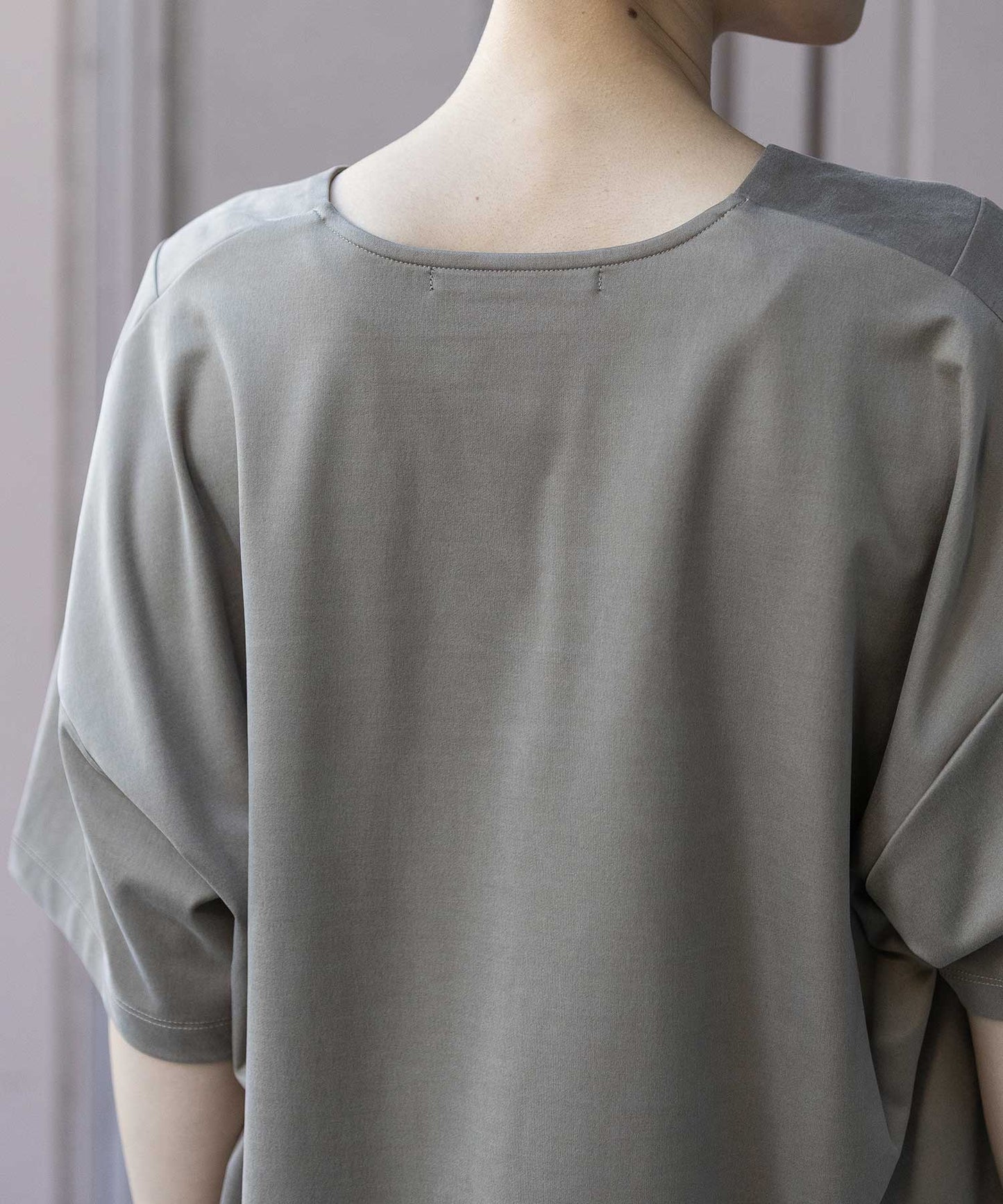 サテンジャージーＶネックトップス