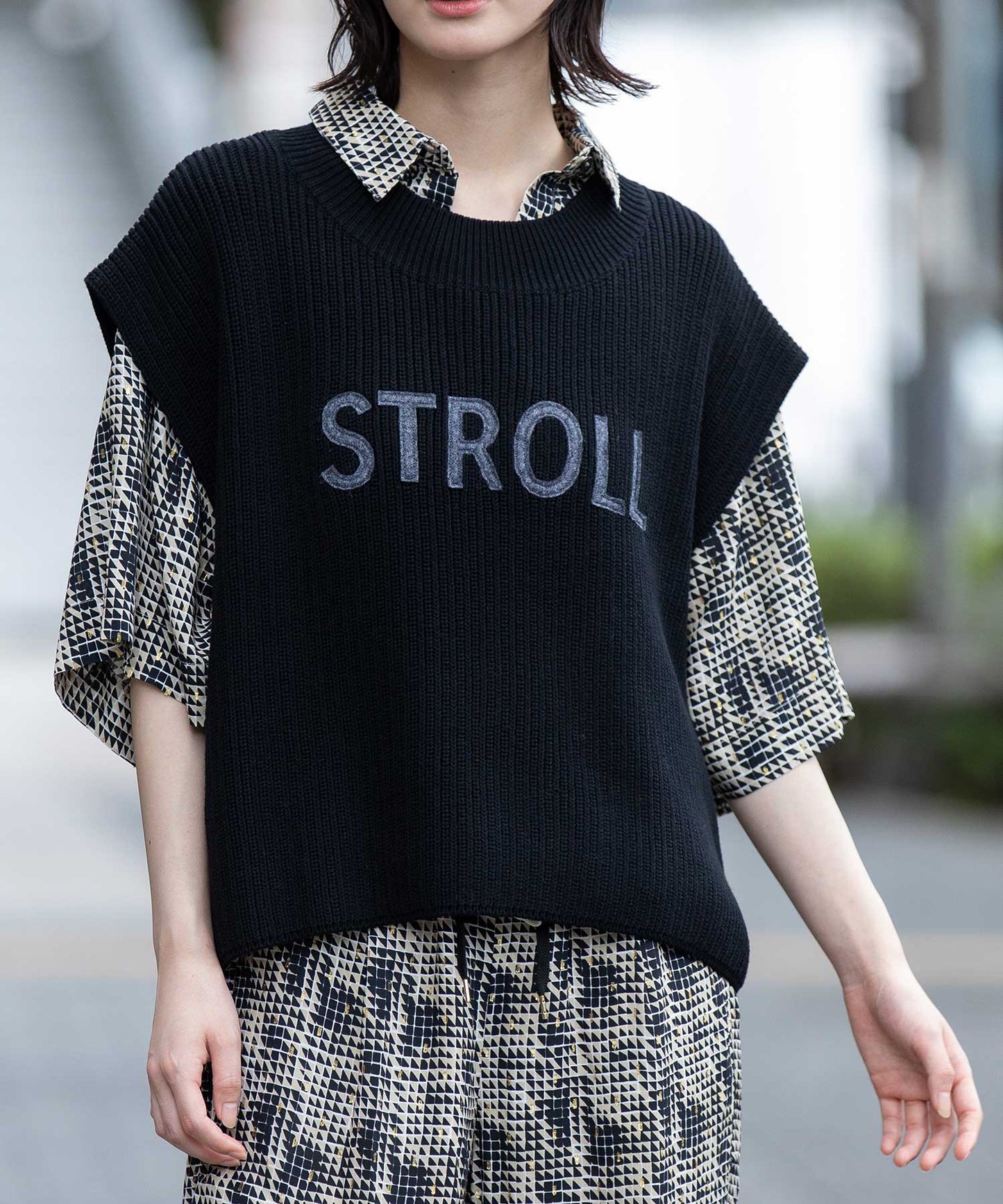 7GG片畦編みニットロゴ刺繍ジレ