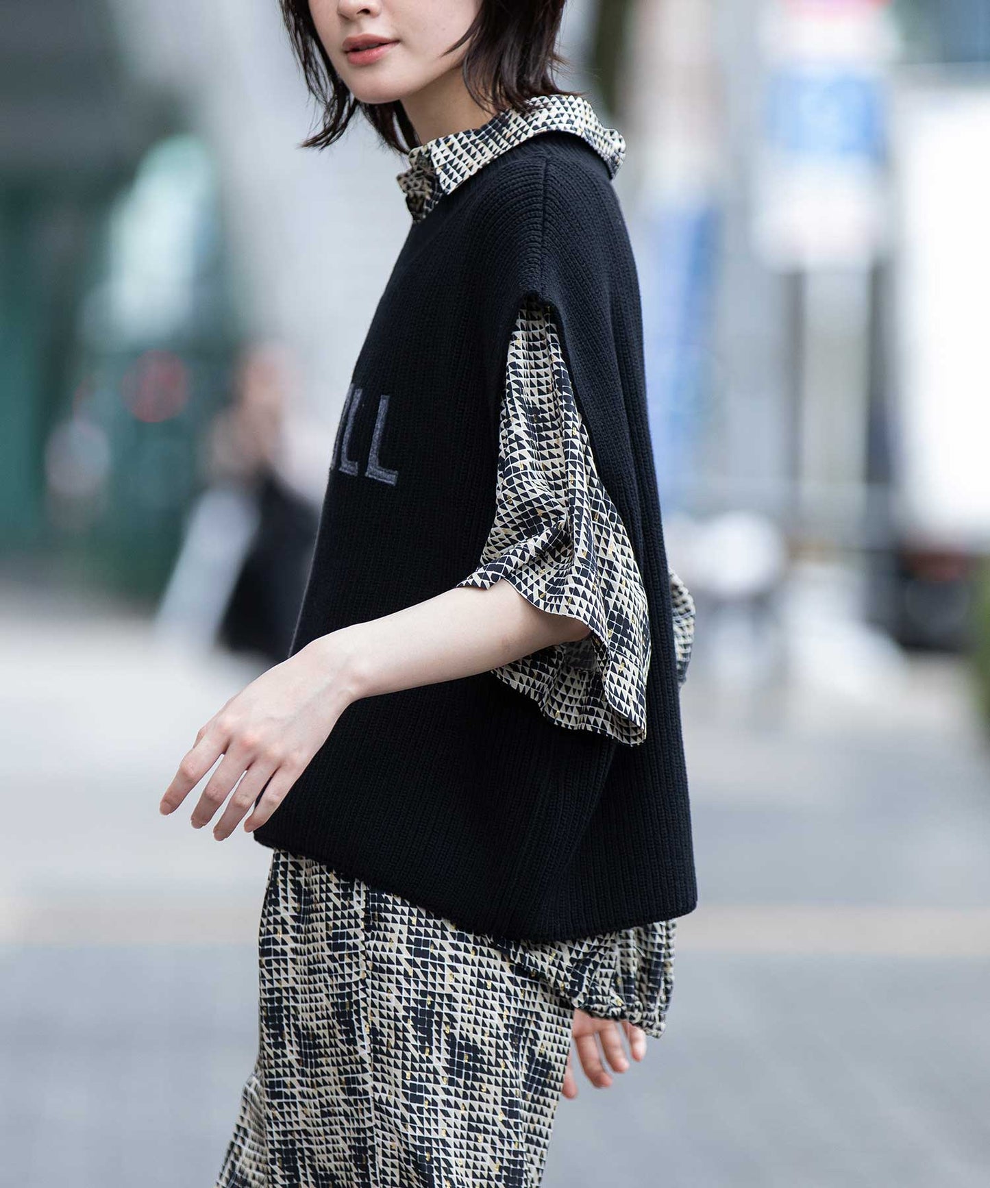 7GG片畦編みニットロゴ刺繍ジレ