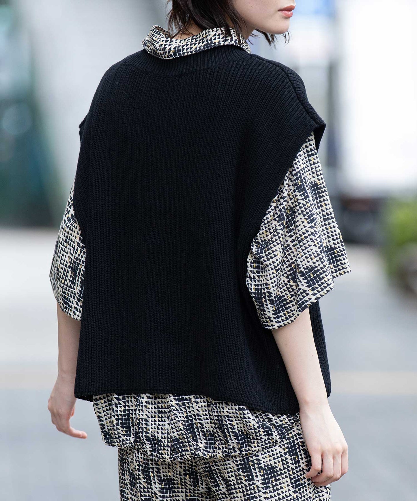 7GG片畦編みニットロゴ刺繍ジレ