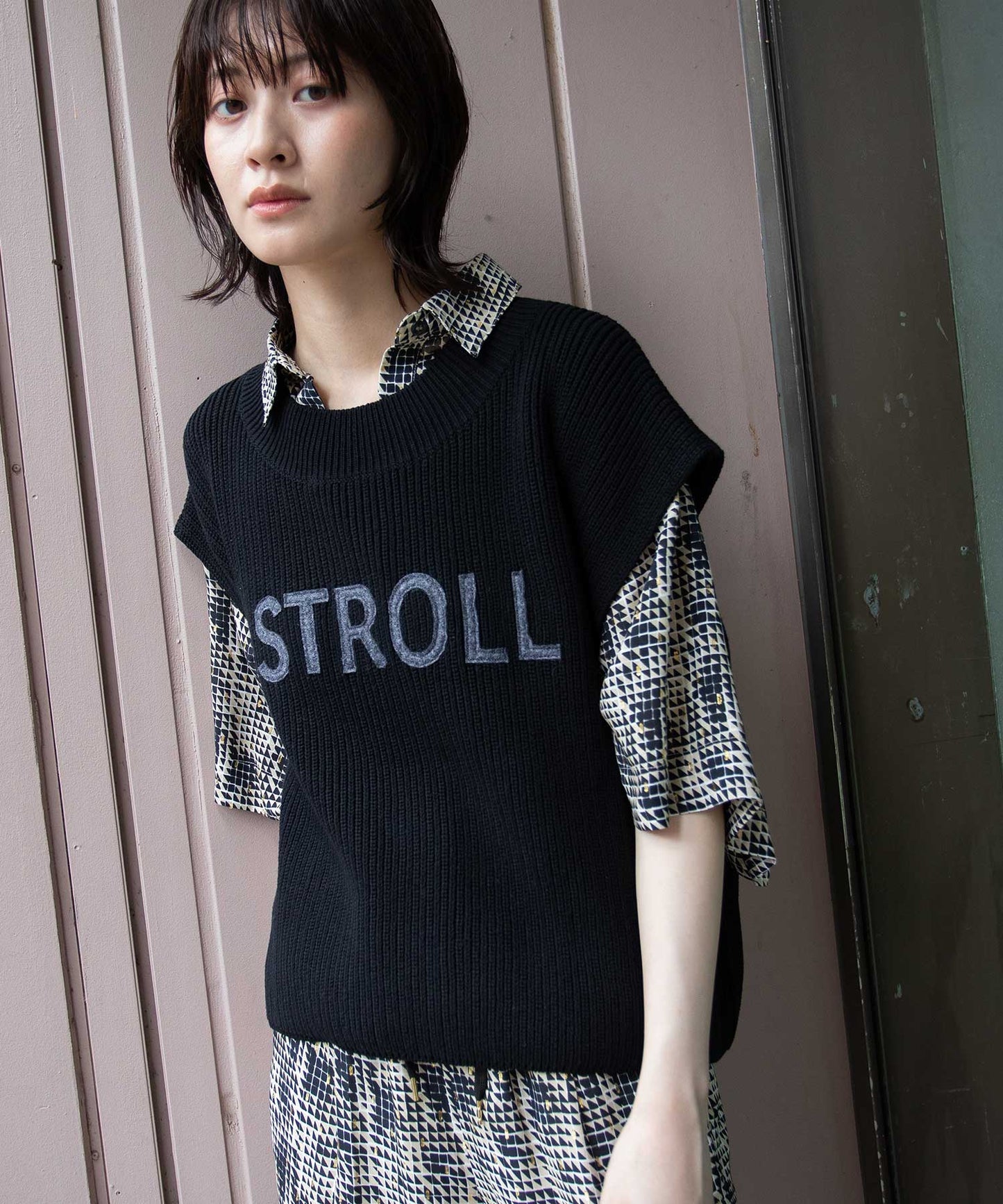 7GG片畦編みニットロゴ刺繍ジレ