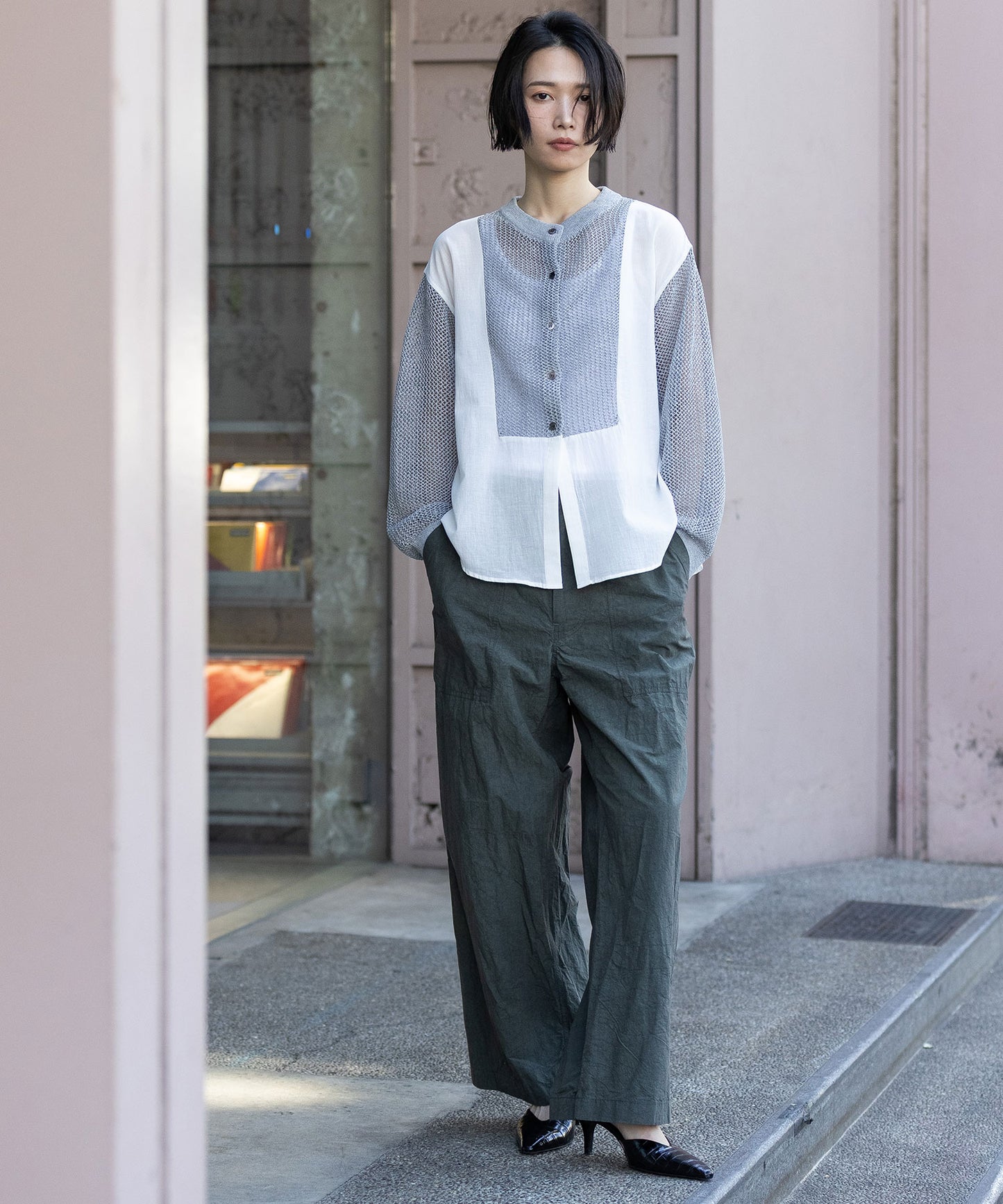 スカシ編みニット×コットンボイルドッキングシャツ