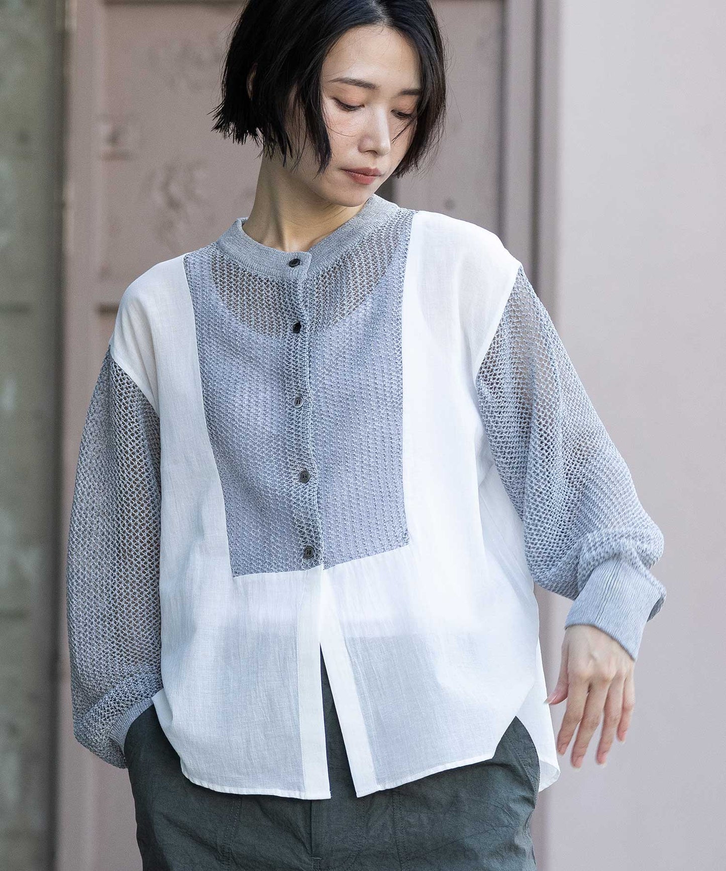 スカシ編みニット×コットンボイルドッキングシャツ