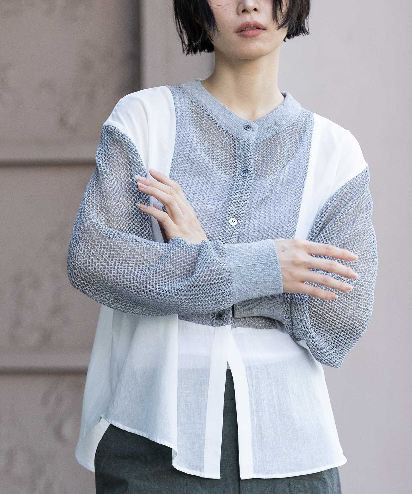 スカシ編みニット×コットンボイルドッキングシャツ