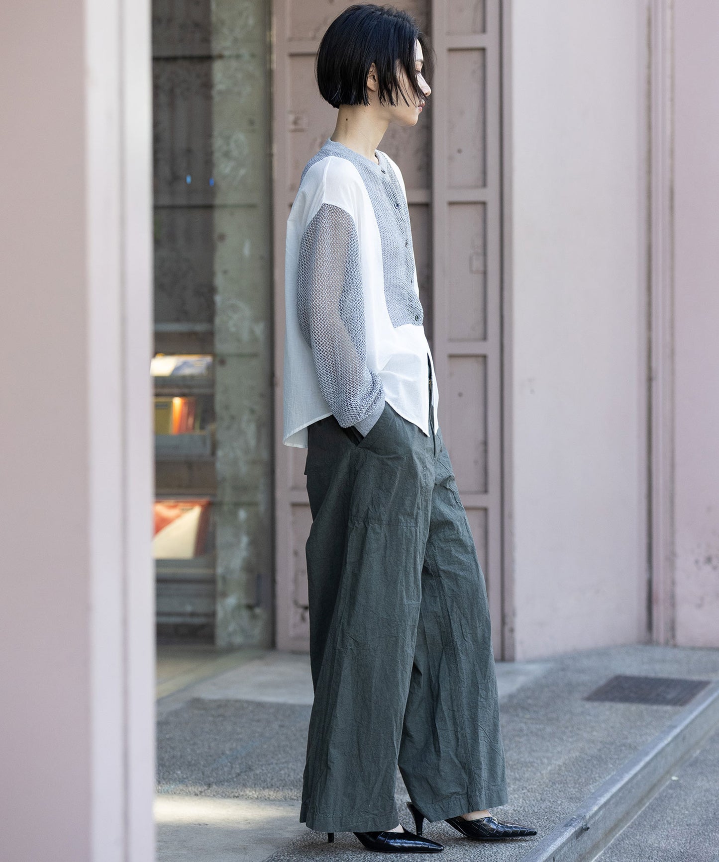 スカシ編みニット×コットンボイルドッキングシャツ