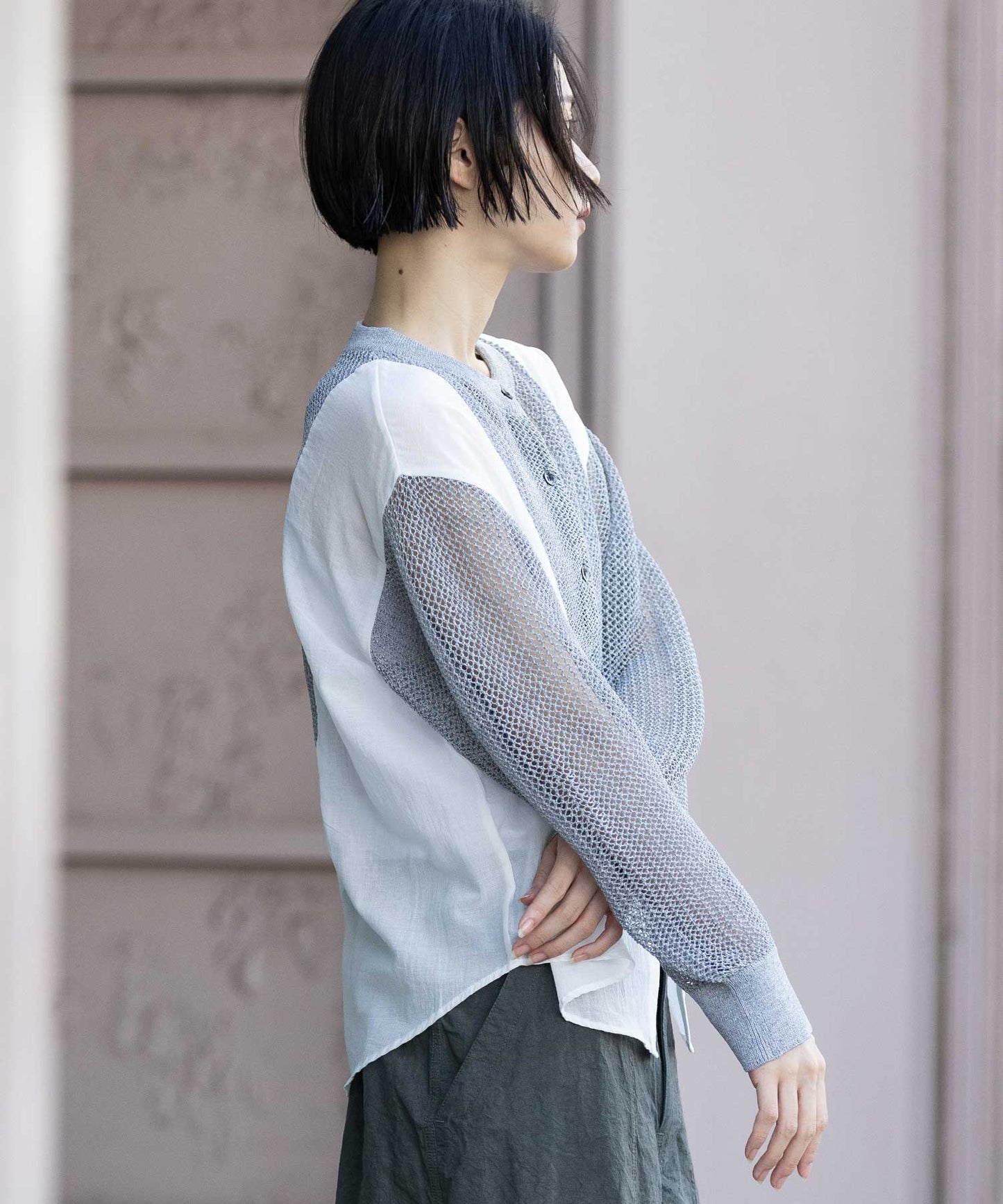 スカシ編みニット×コットンボイルドッキングシャツ