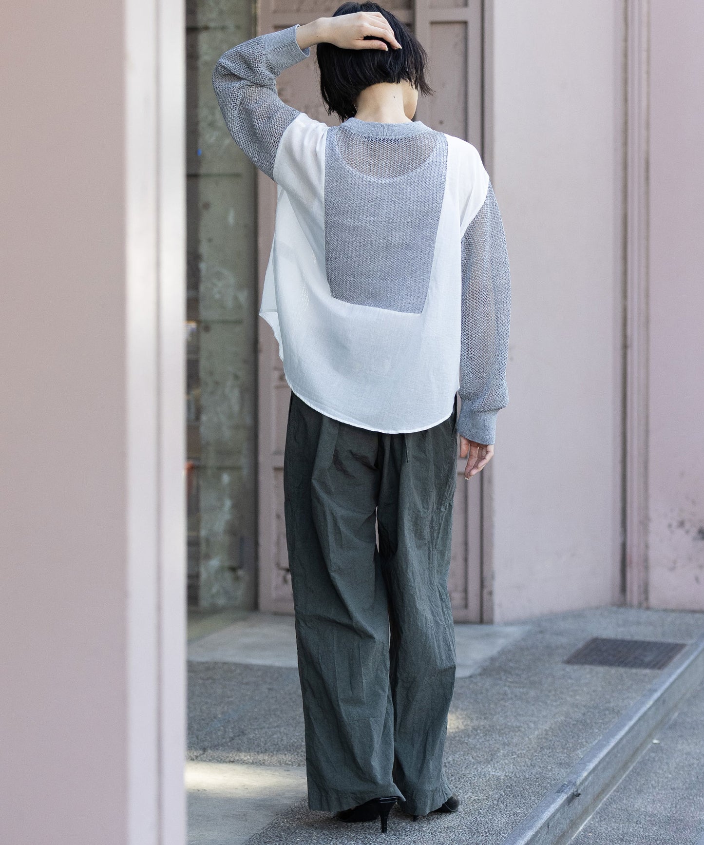 スカシ編みニット×コットンボイルドッキングシャツ