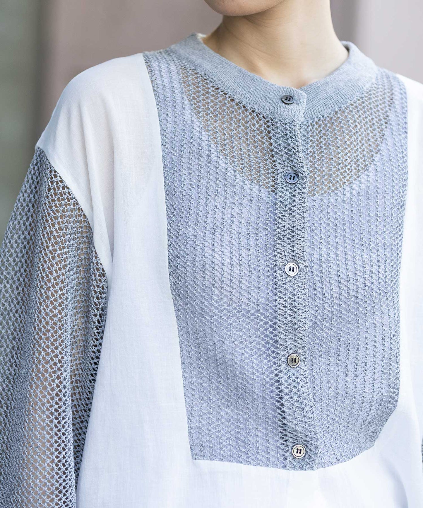 スカシ編みニット×コットンボイルドッキングシャツ