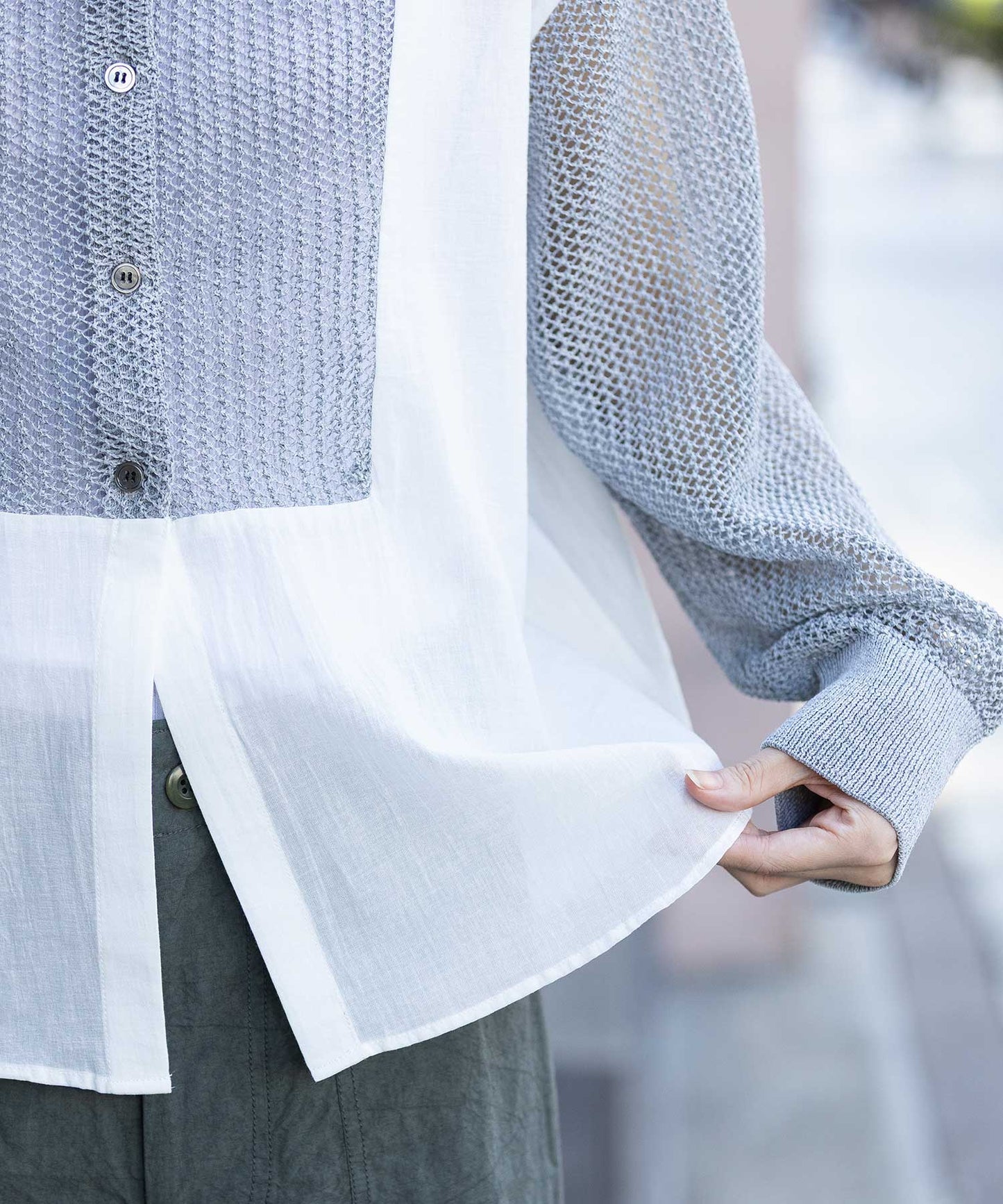 スカシ編みニット×コットンボイルドッキングシャツ