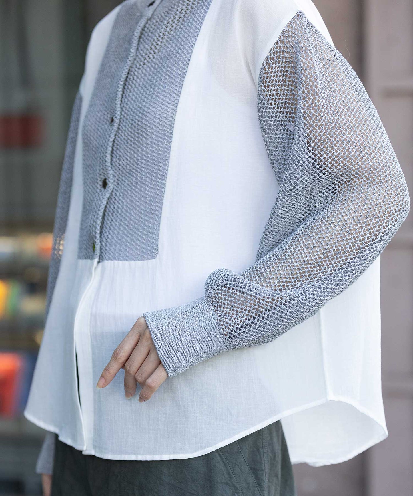 スカシ編みニット×コットンボイルドッキングシャツ