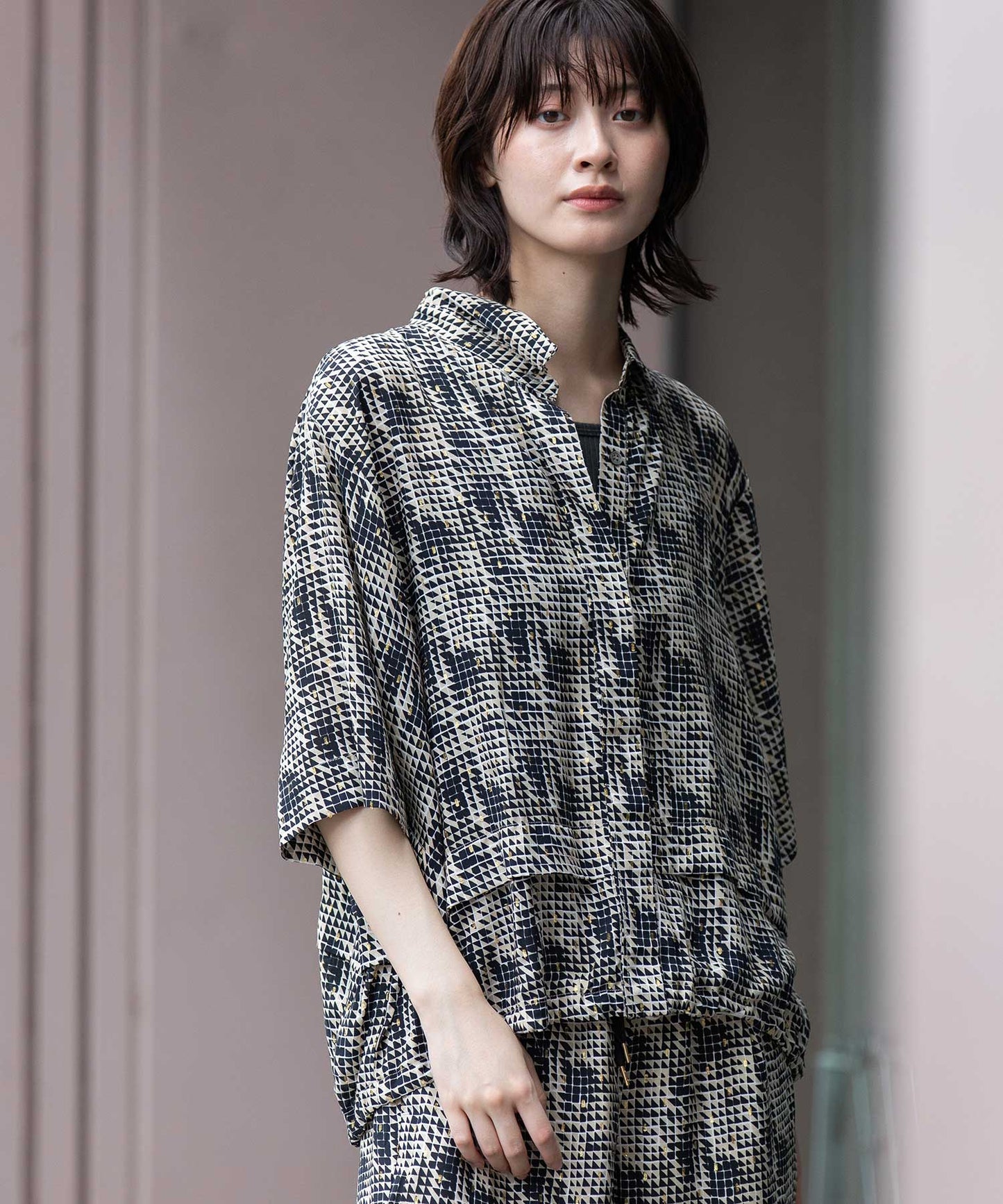 【France】 ジャガードプリントタックシャツ