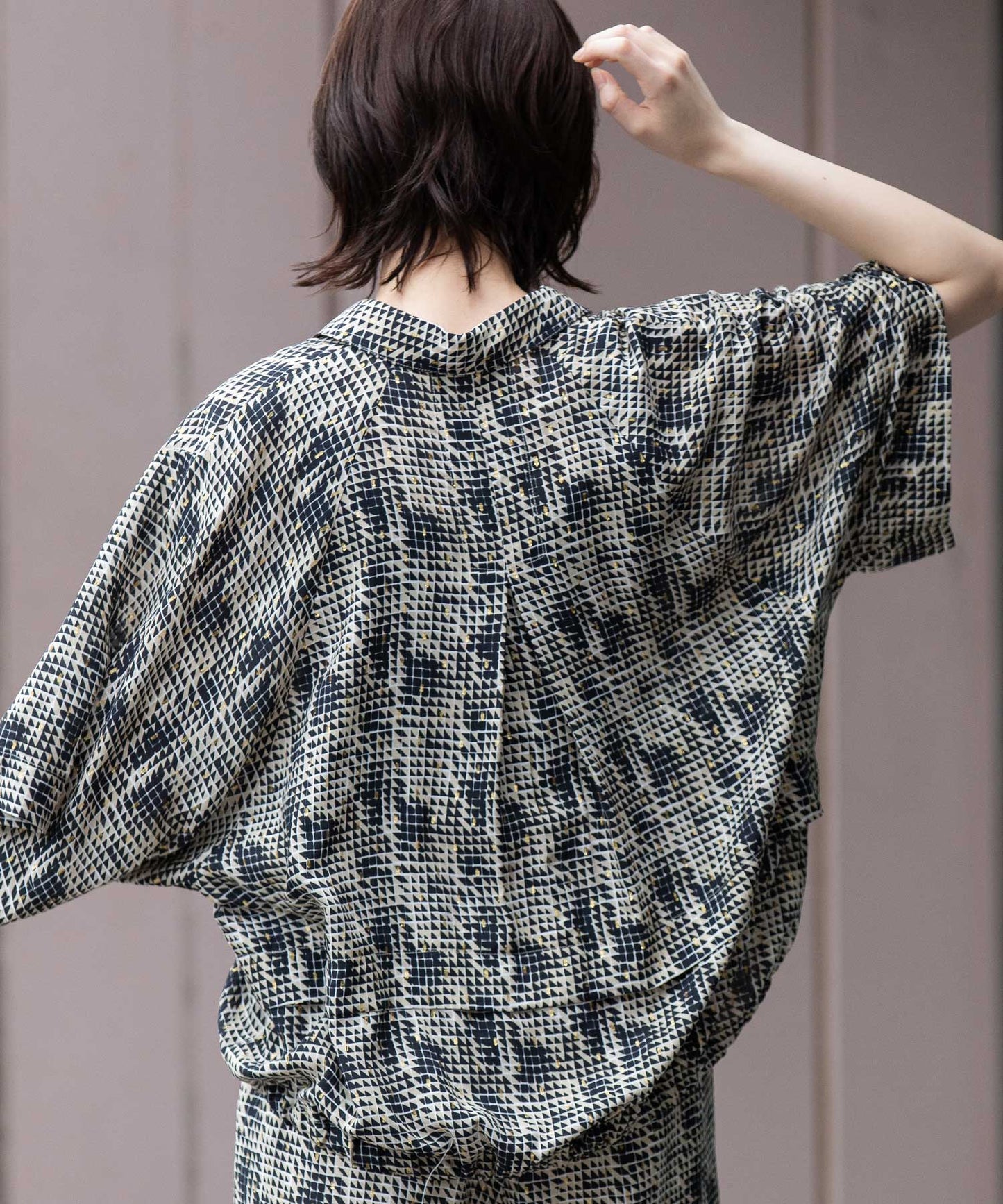 【France】 ジャガードプリントタックシャツ