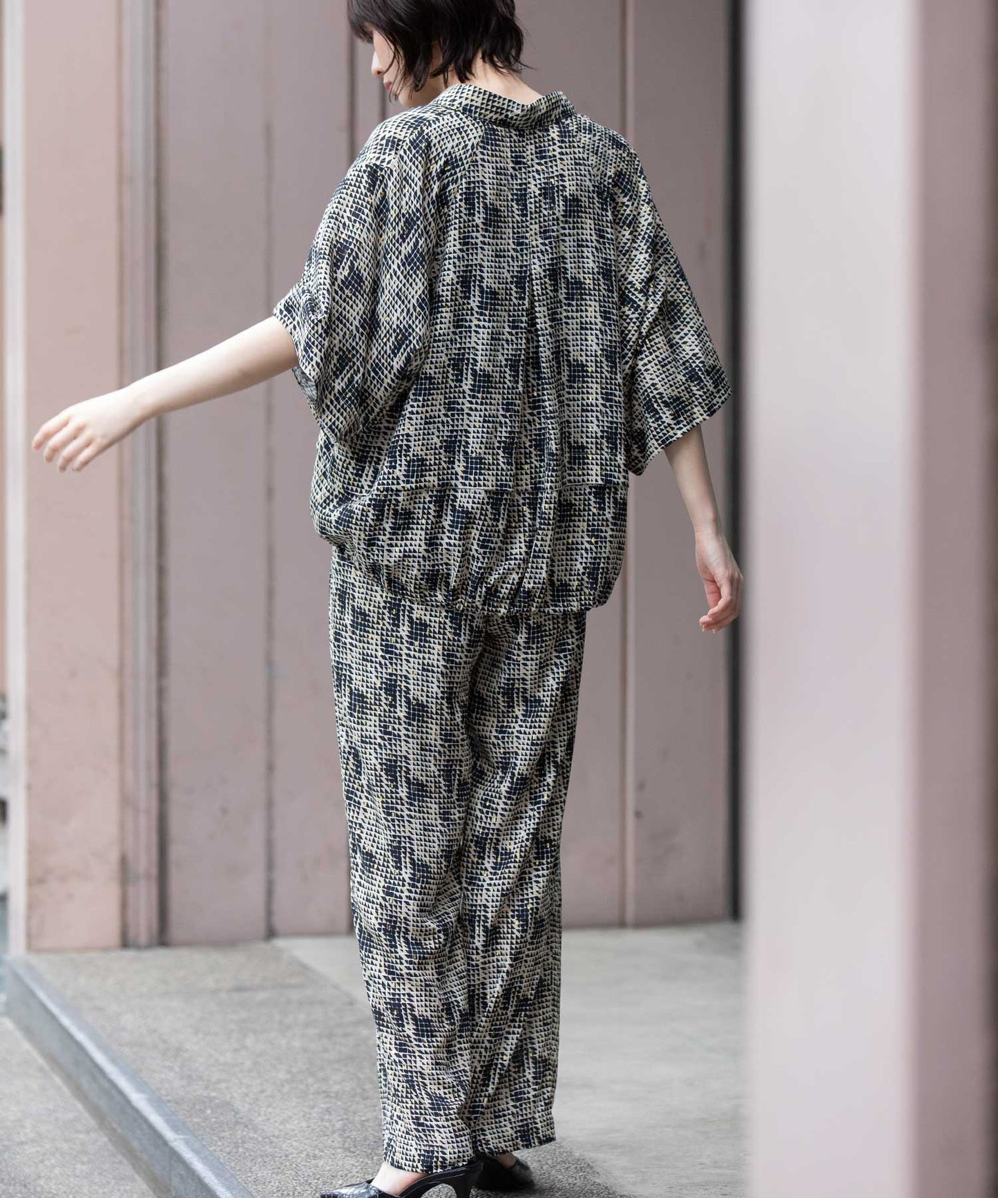 【France】 ジャガードプリントタックシャツ