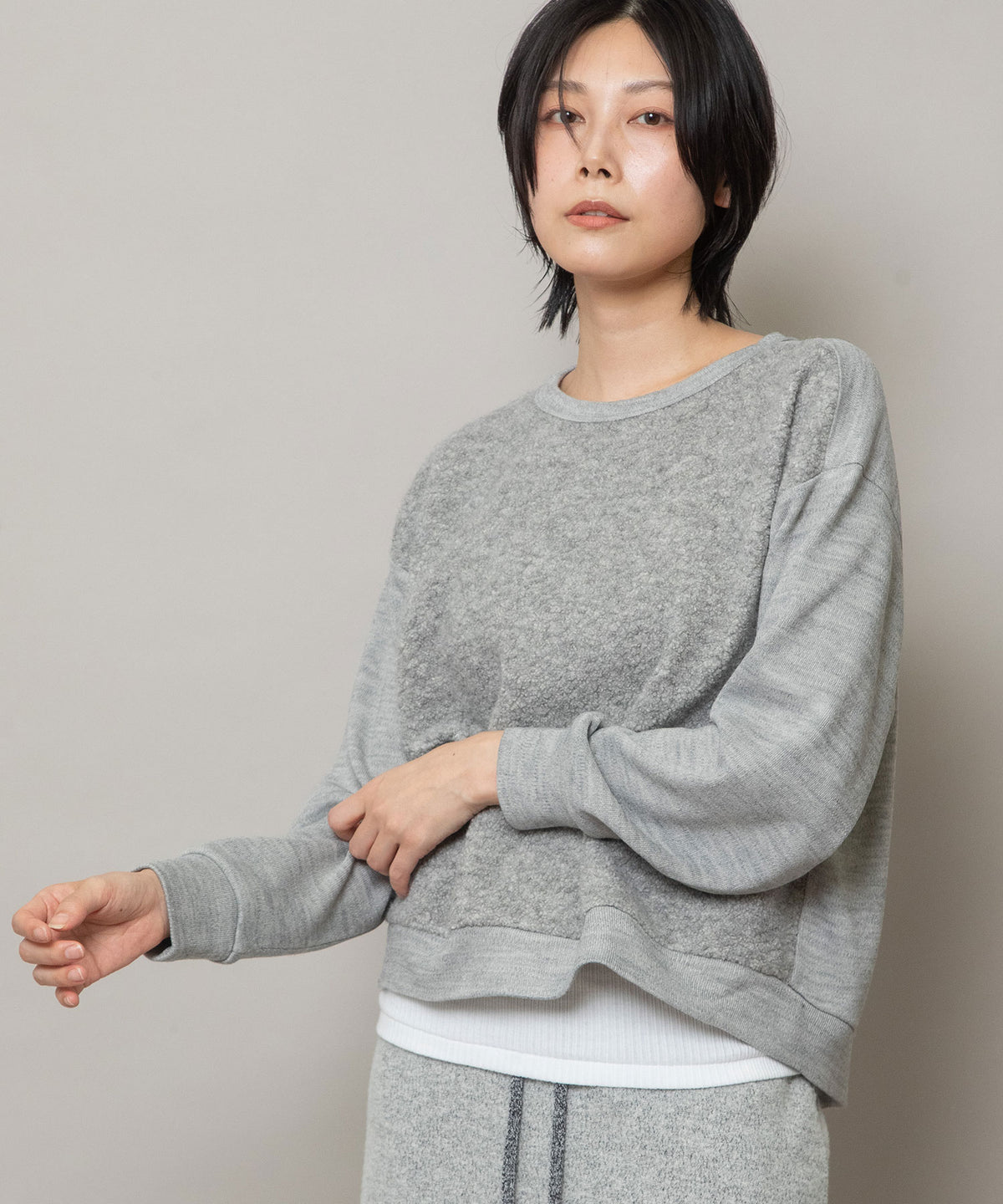 スムースニット×シープパイル バックスリットプルオーバー