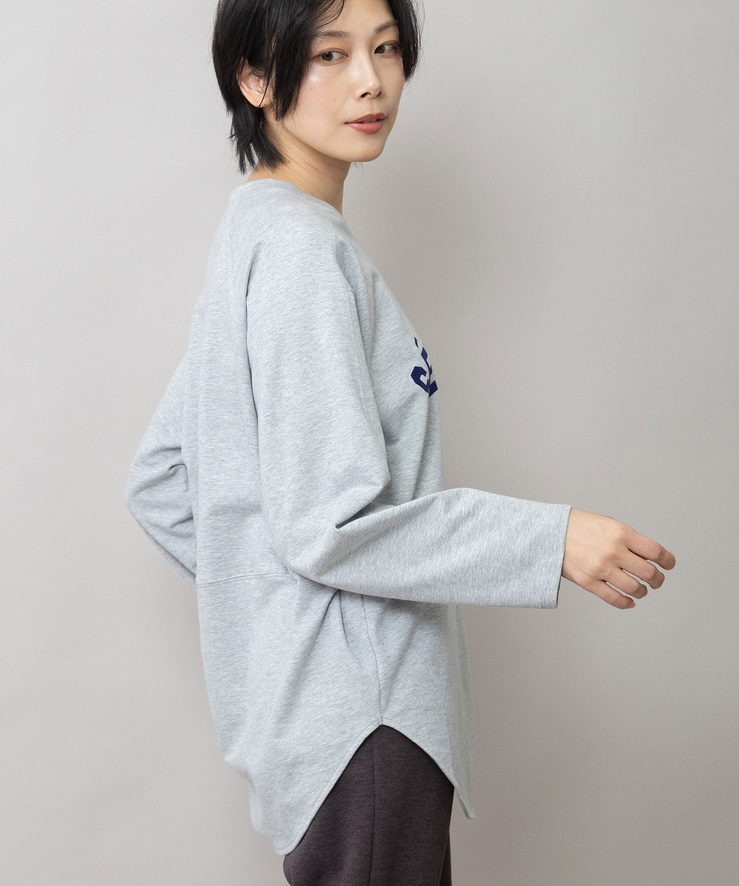 ロゴプリント ラウンドヘムロングTシャツ