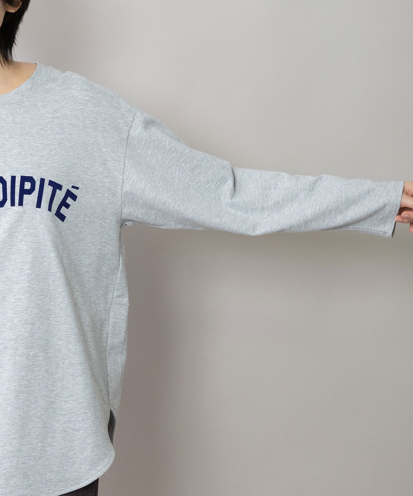 ロゴプリント ラウンドヘムロングTシャツ