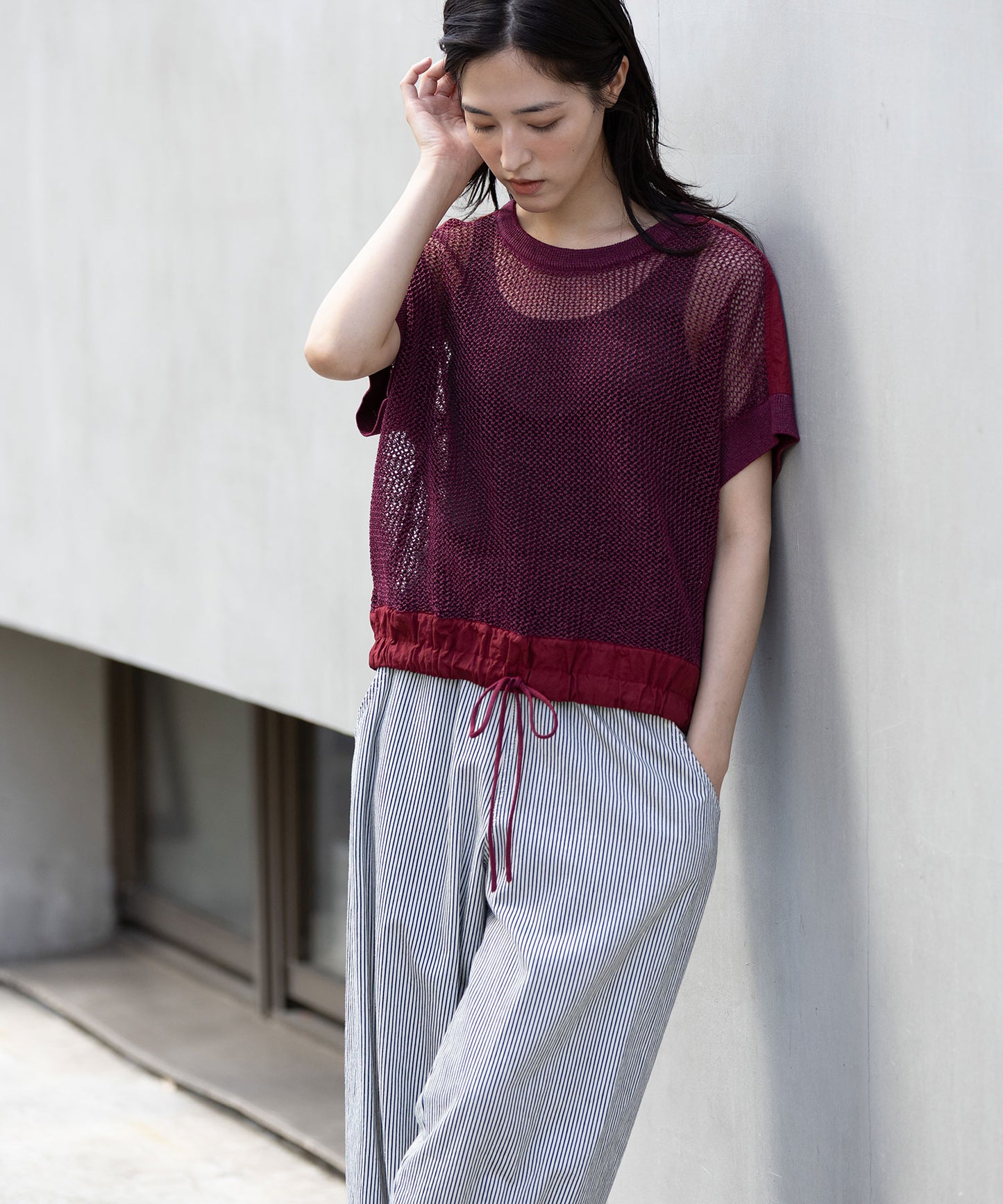 スカシ編みニット×タフタドッキングショートプルオーバー