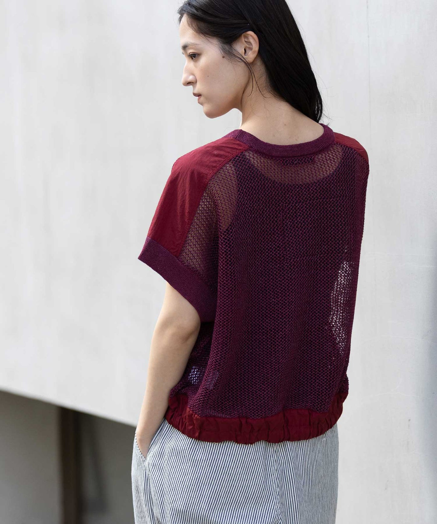 スカシ編みニット×タフタドッキングショートプルオーバー