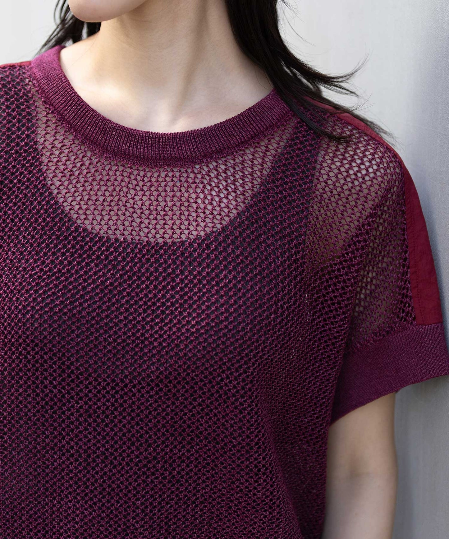 スカシ編みニット×タフタドッキングショートプルオーバー