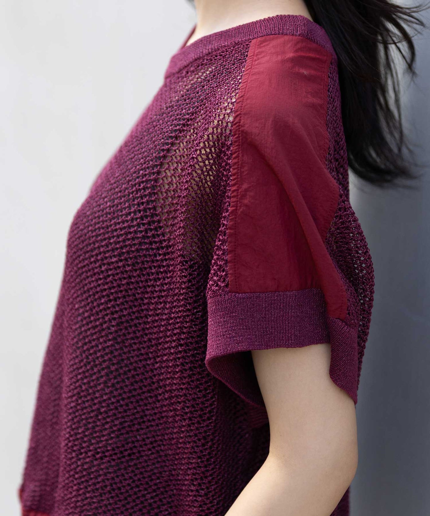 スカシ編みニット×タフタドッキングショートプルオーバー
