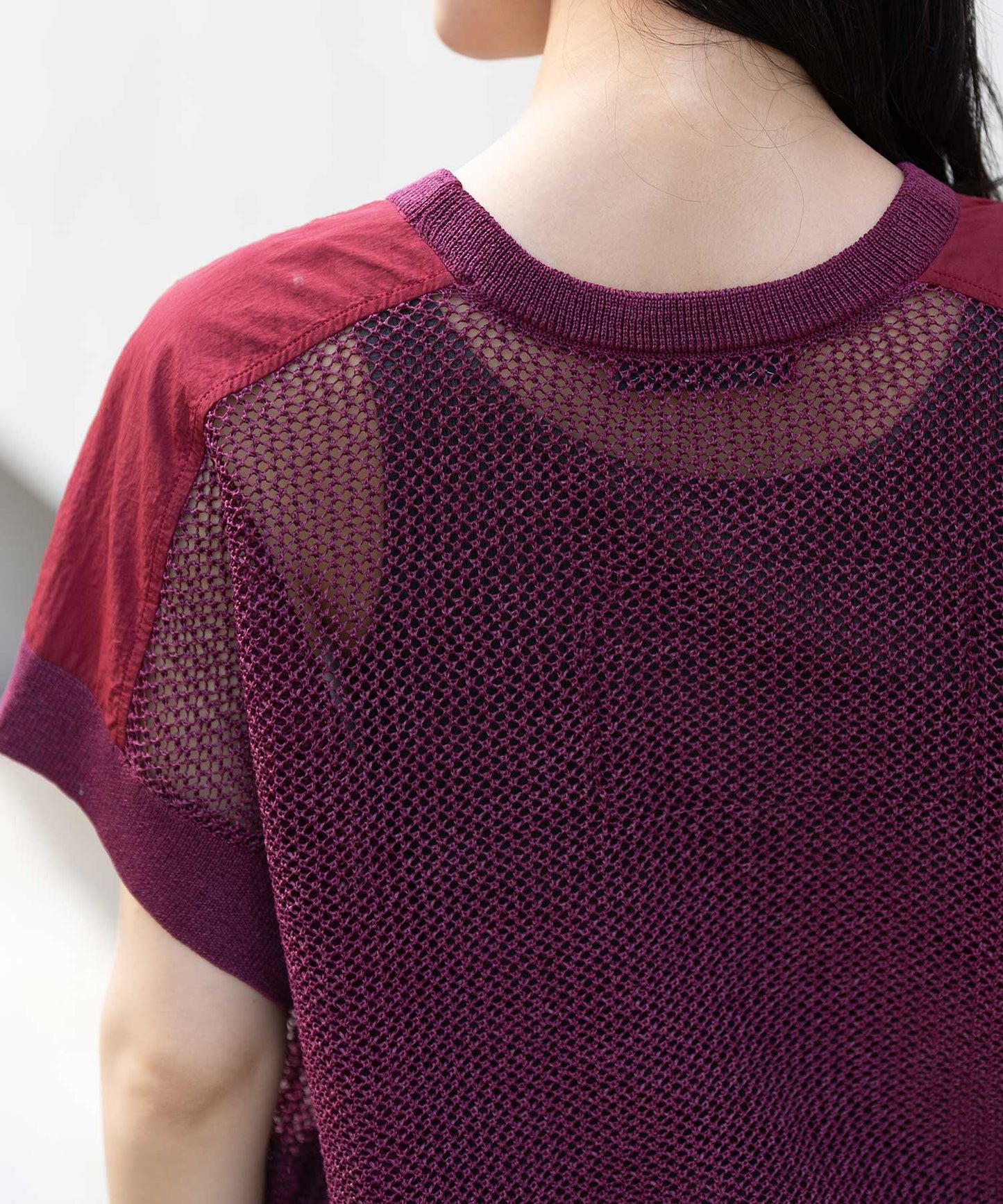 スカシ編みニット×タフタドッキングショートプルオーバー