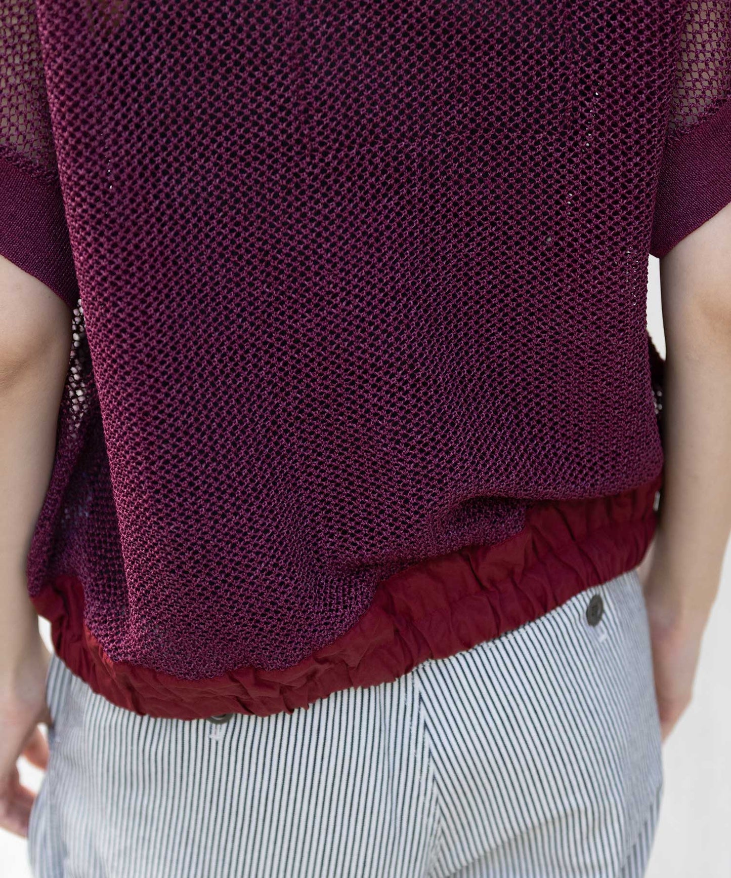 スカシ編みニット×タフタドッキングショートプルオーバー