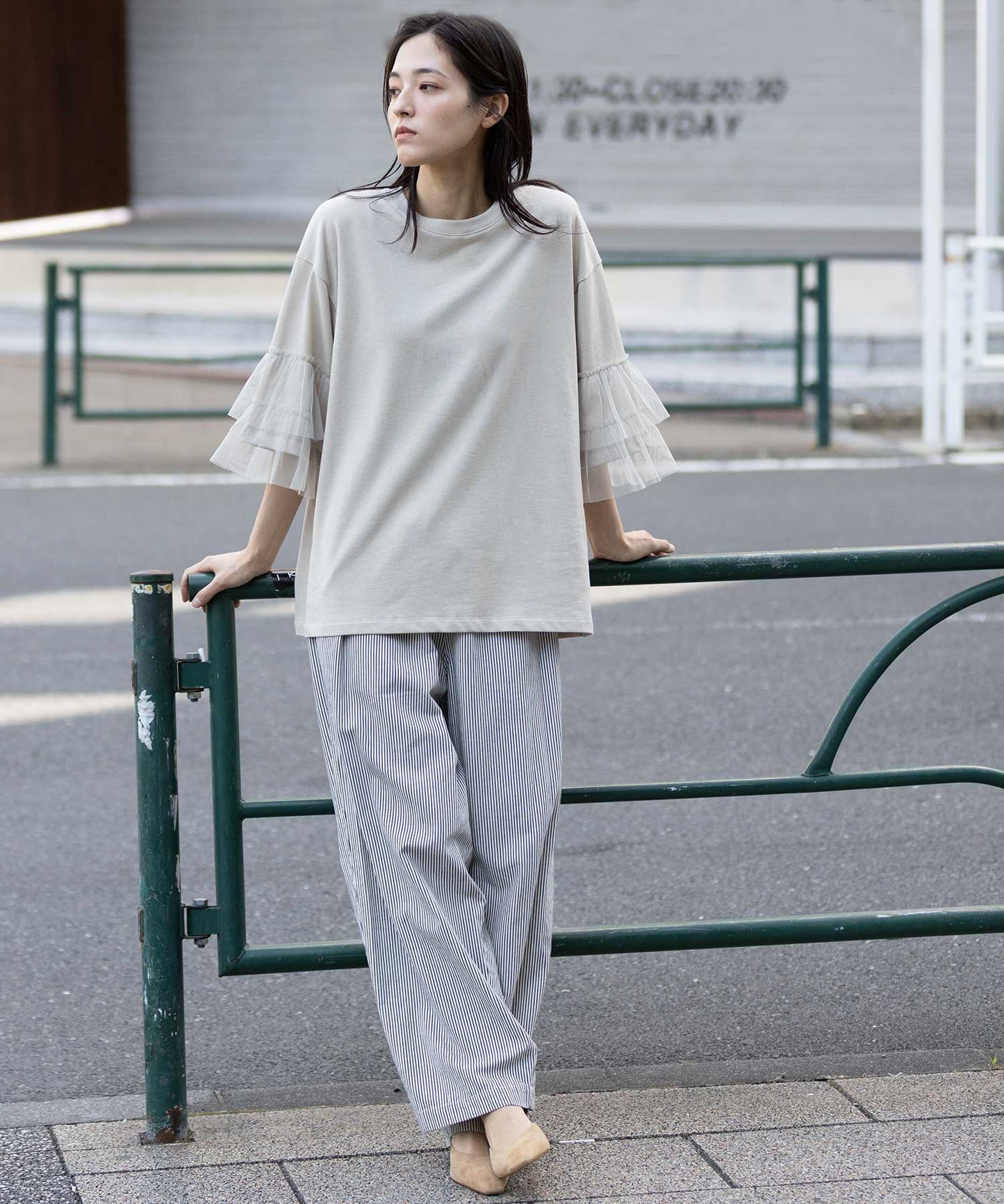 裏毛×チュールラッフルスリーブトップス