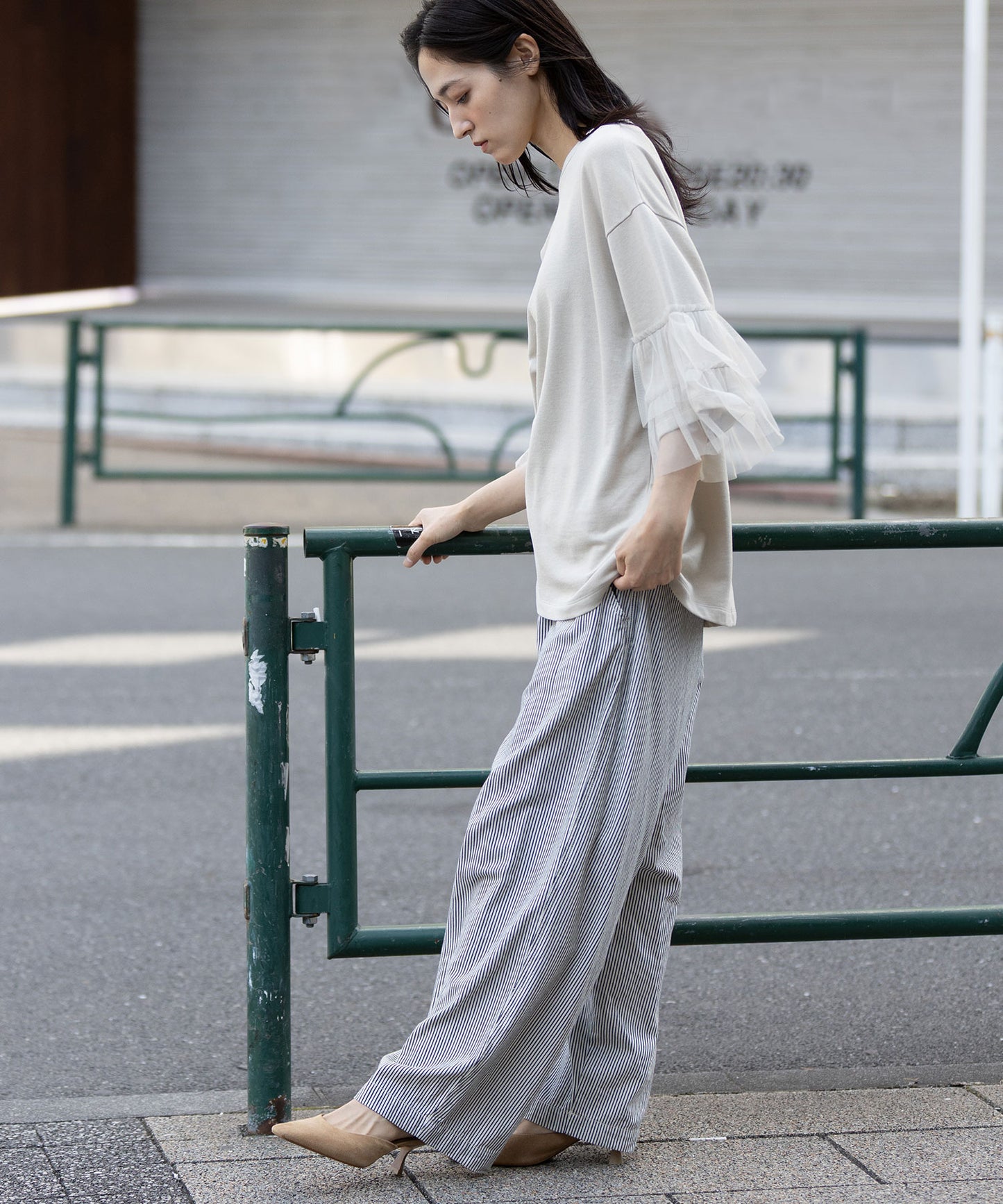 裏毛×チュールラッフルスリーブトップス