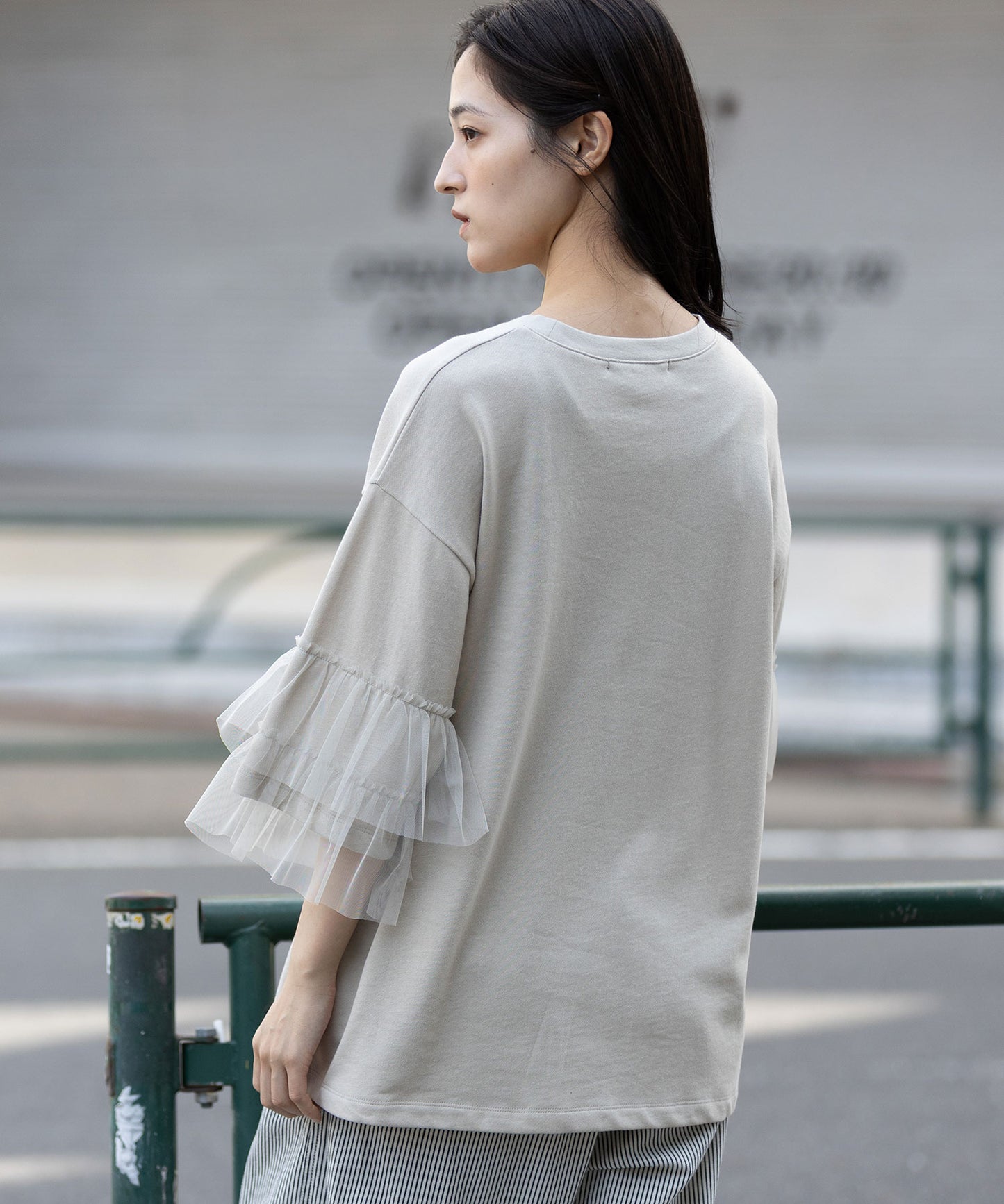 裏毛×チュールラッフルスリーブトップス