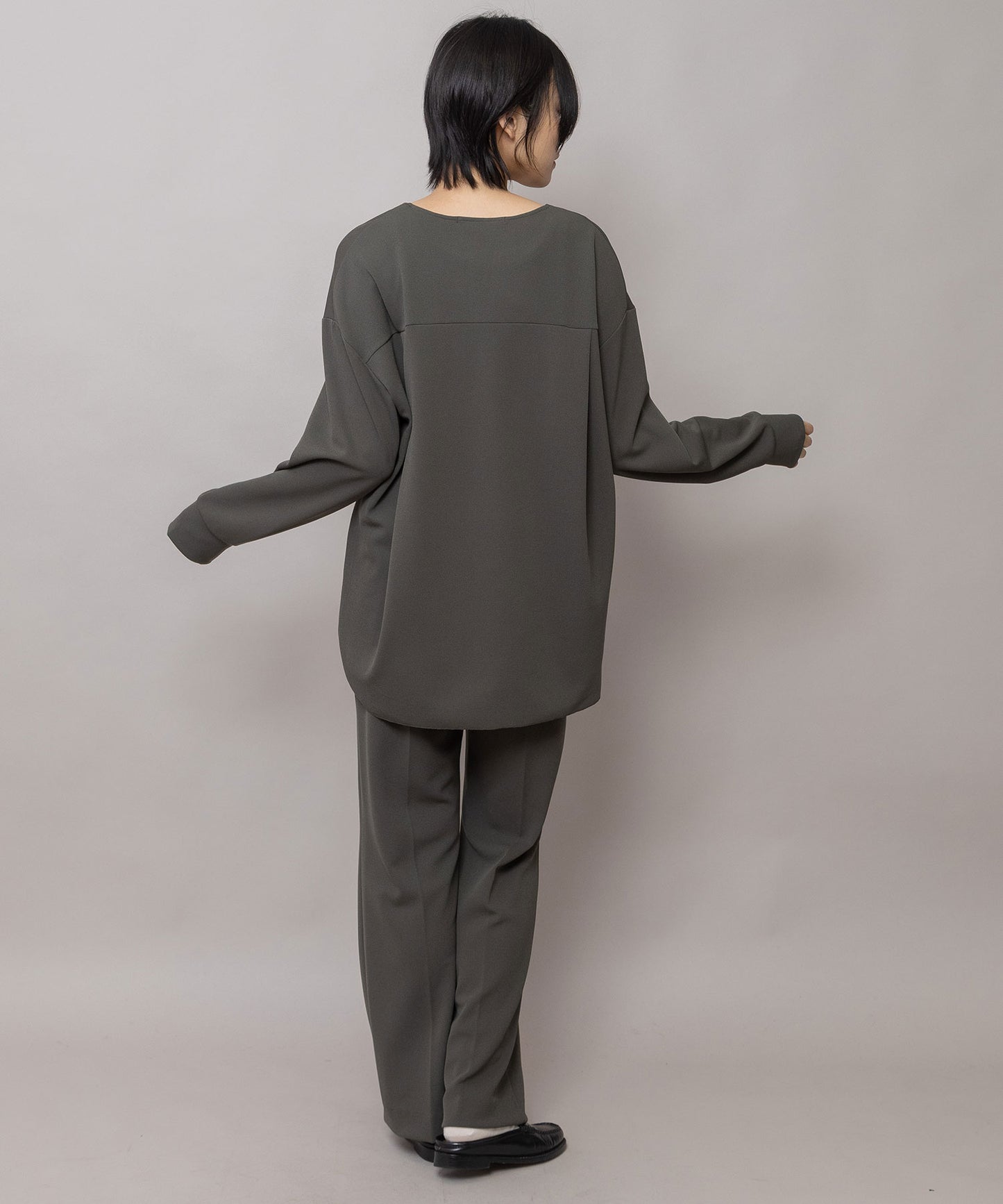 ストレッチジョーゼット キーネックトップス